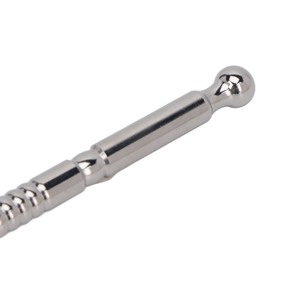 Ein silbernes Metallmassagegerät mit einer Kugel am Ende, einem flexiblen, geriffelten Schaft, weißer Hintergrund.