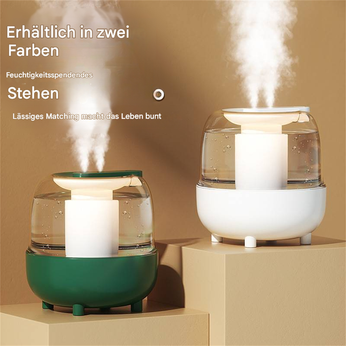Zwei Luftbefeuchter, grün und weiß, mit aufsteigendem Dampf. Beiger Hintergrund.