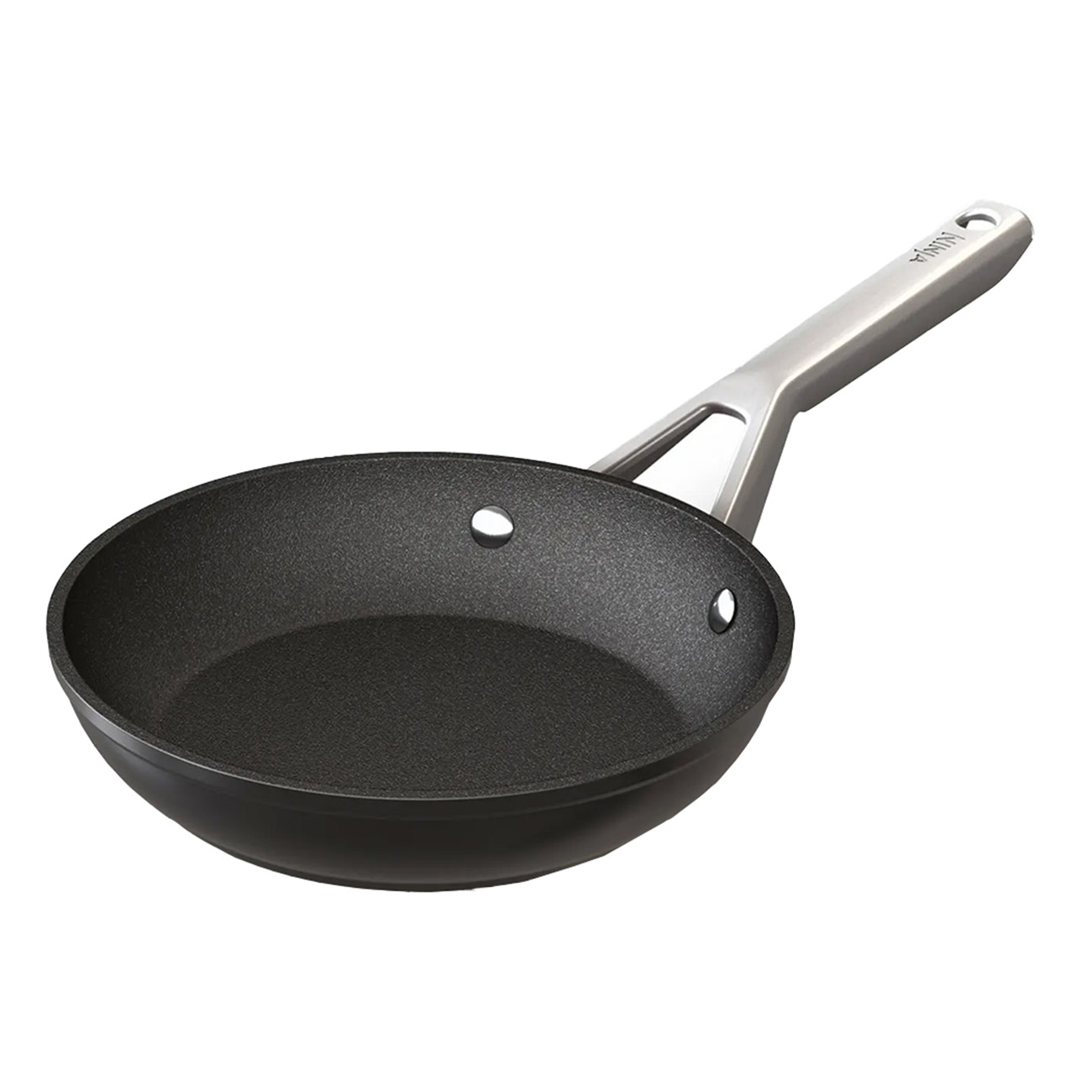 Schwarze Bratpfanne mit silbernem Griff auf weißem Hintergrund. Die Pfanne ist antihaftbeschichtet.