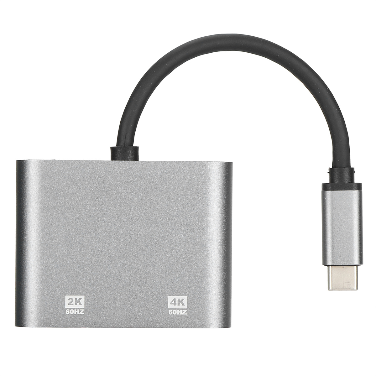 Ein silberner USB-C-Hub mit 2K- und 4K-Etiketten, verbunden mit einem schwarzen Kabel.
