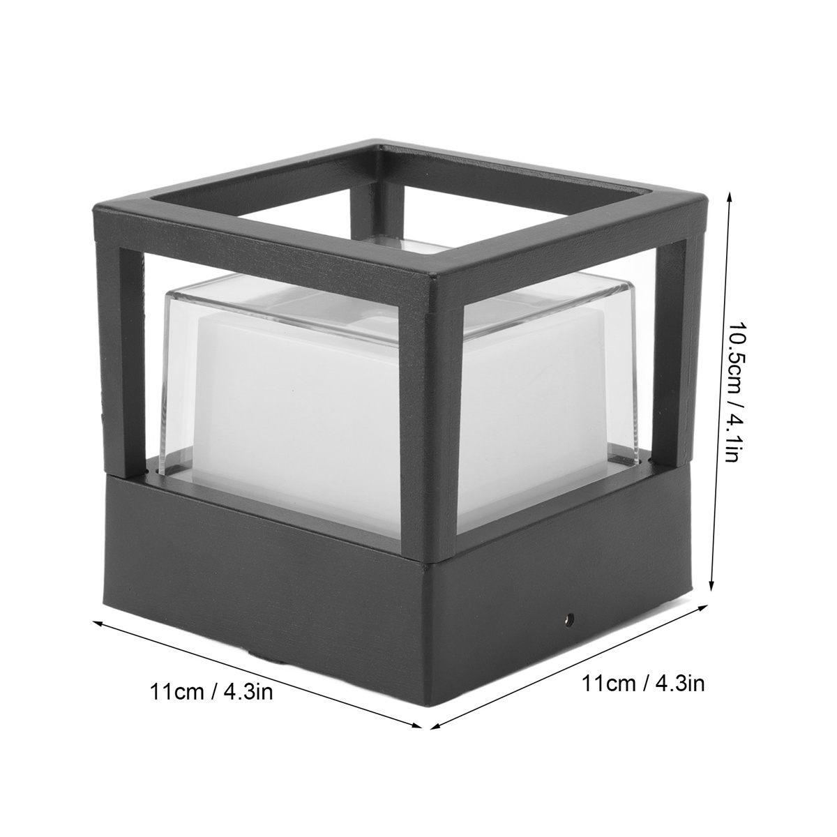 Eine schwarze, quadratische Außenleuchte. Sie hat eine transparente Glasabdeckung und misst 11 cm und 10,5 cm.
