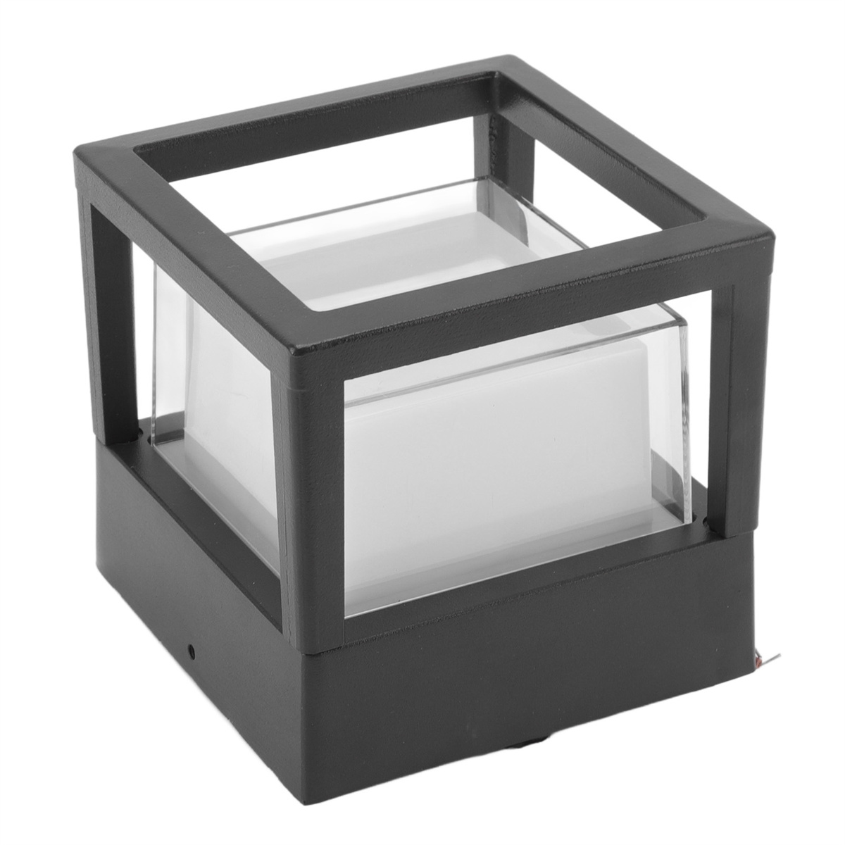 Schwarze, würfelförmige Außenlampe. Glas innen. Weißer Hintergrund.