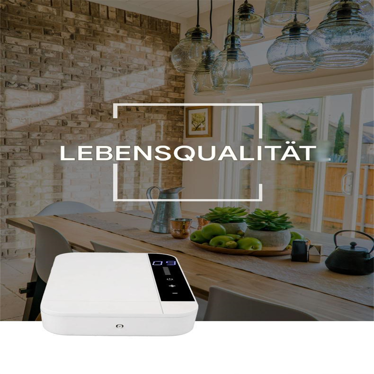 Ein Wohnzimmerszene mit Tisch, Pflanzen und dem Wort 'LEBENSQUALITÄT' in einem Quadrat.