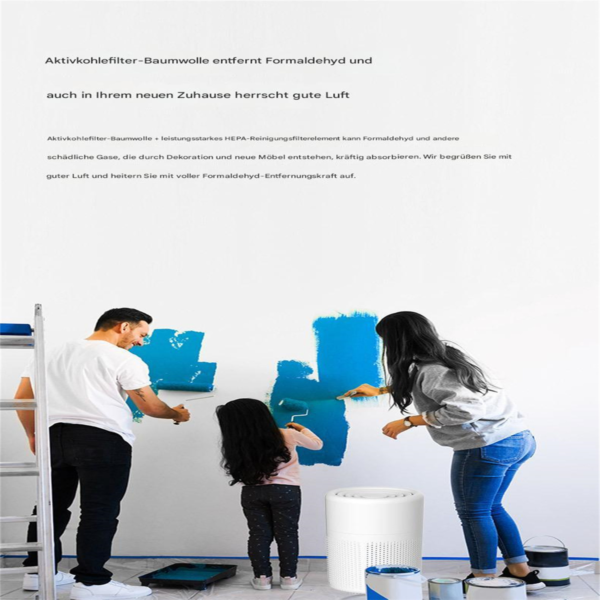 Familie streicht Wand blau mit Luftreiniger. Text: entfernt Formaldehyd, gute Luft.