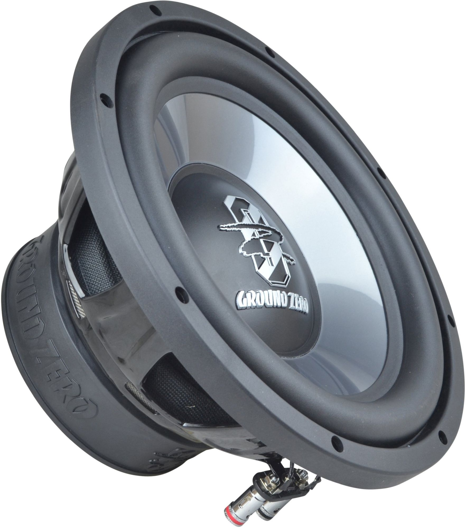 Ein schwarzer Subwoofer mit silbernem Konus, schräge Ansicht vor weißem Hintergrund.