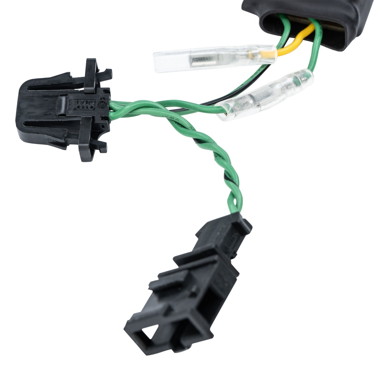 Nahaufnahme von elektrischen Drähten und Steckern. Grüne, gelbe, schwarze Drähte und klarer Kunststoff.