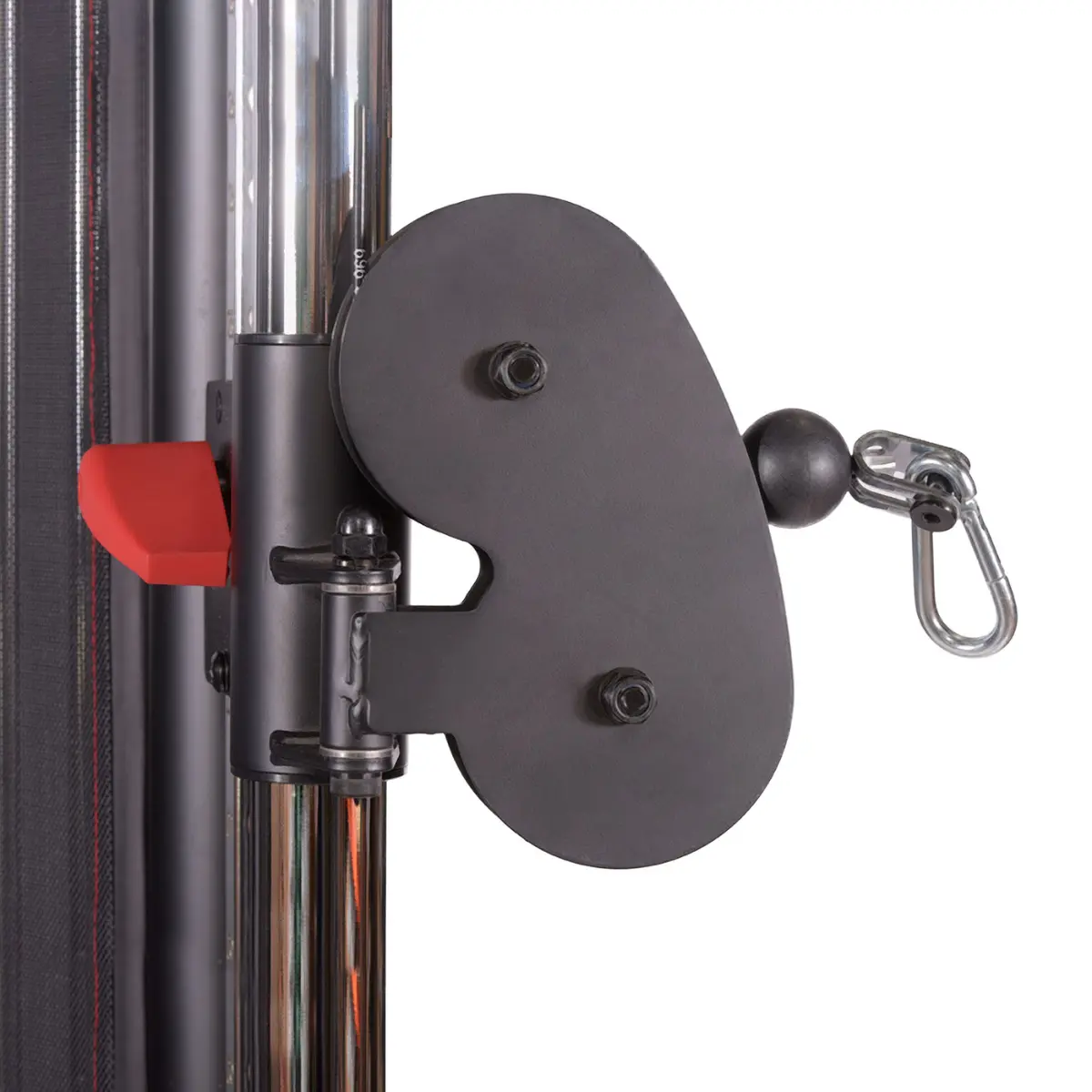 Close-up van een component van een kabelmachine in de sportschool, met een zwart deel en een rode afstelling.