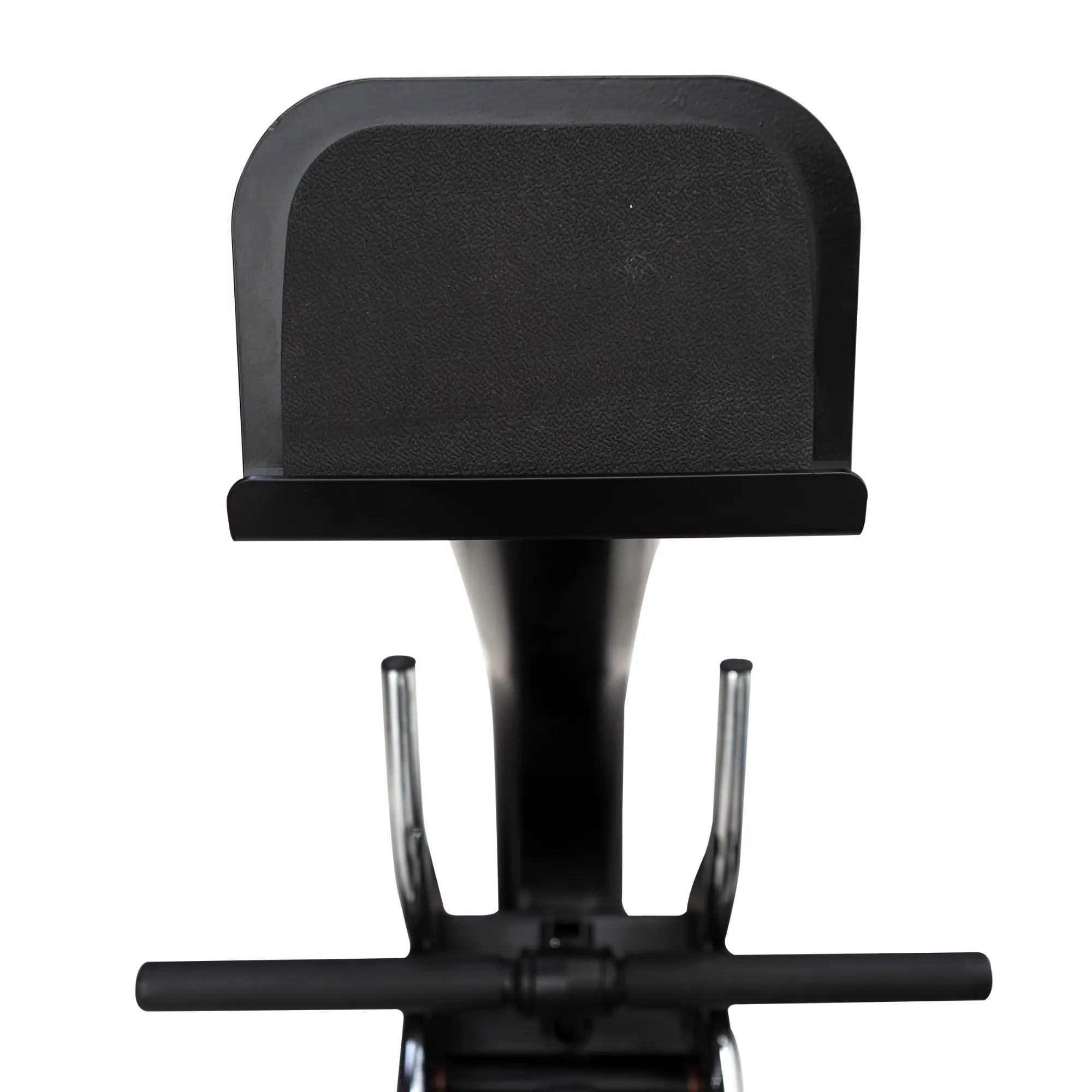 Een zwart stuk fitnessapparatuur met een gewatteerde rust en twee handvatten, op een witte achtergrond.
