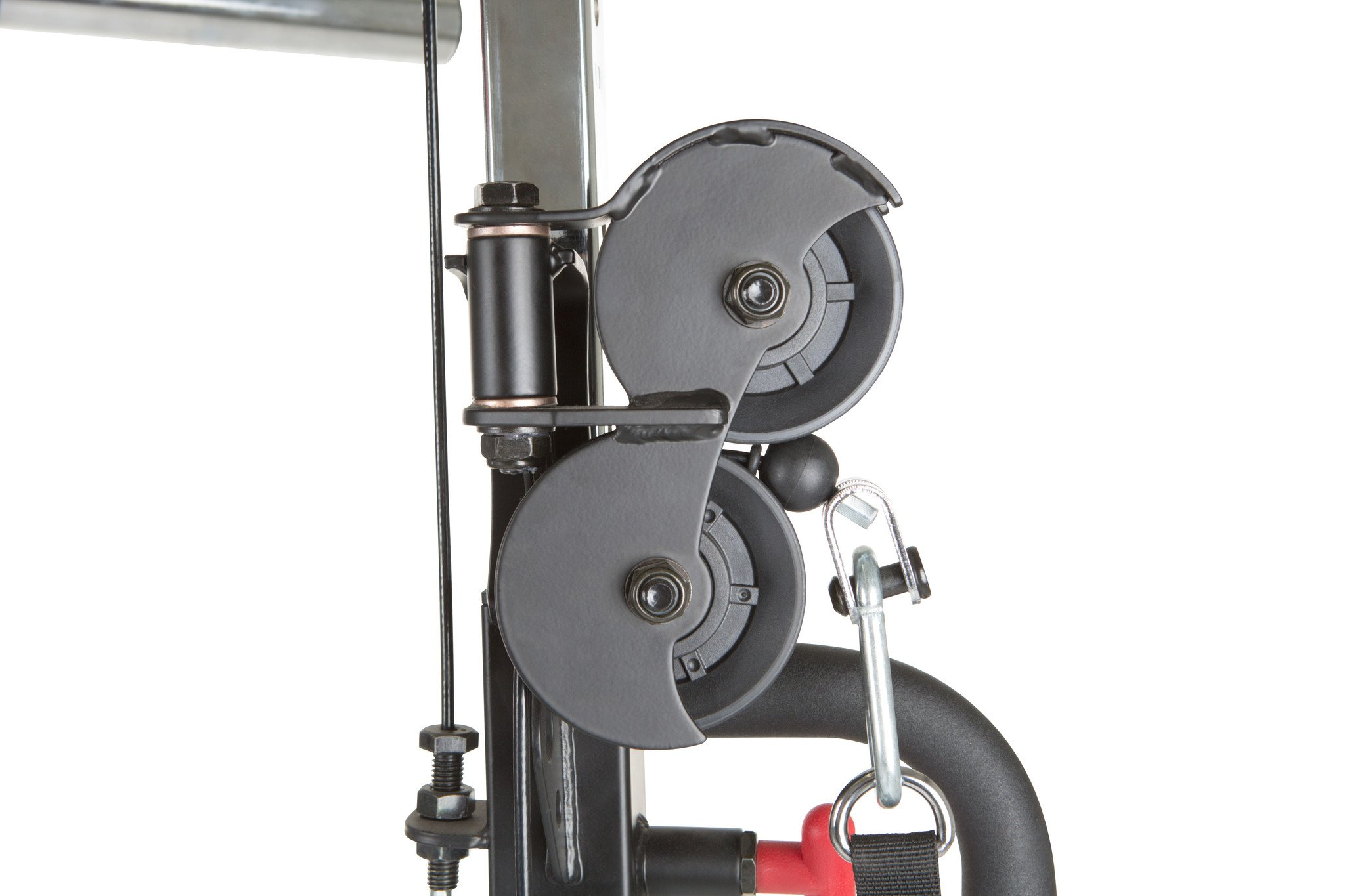 Close-up van fitnessapparatuur met katrollen en kabels. De focus ligt op de katrollen die aan een frame zijn bevestigd.