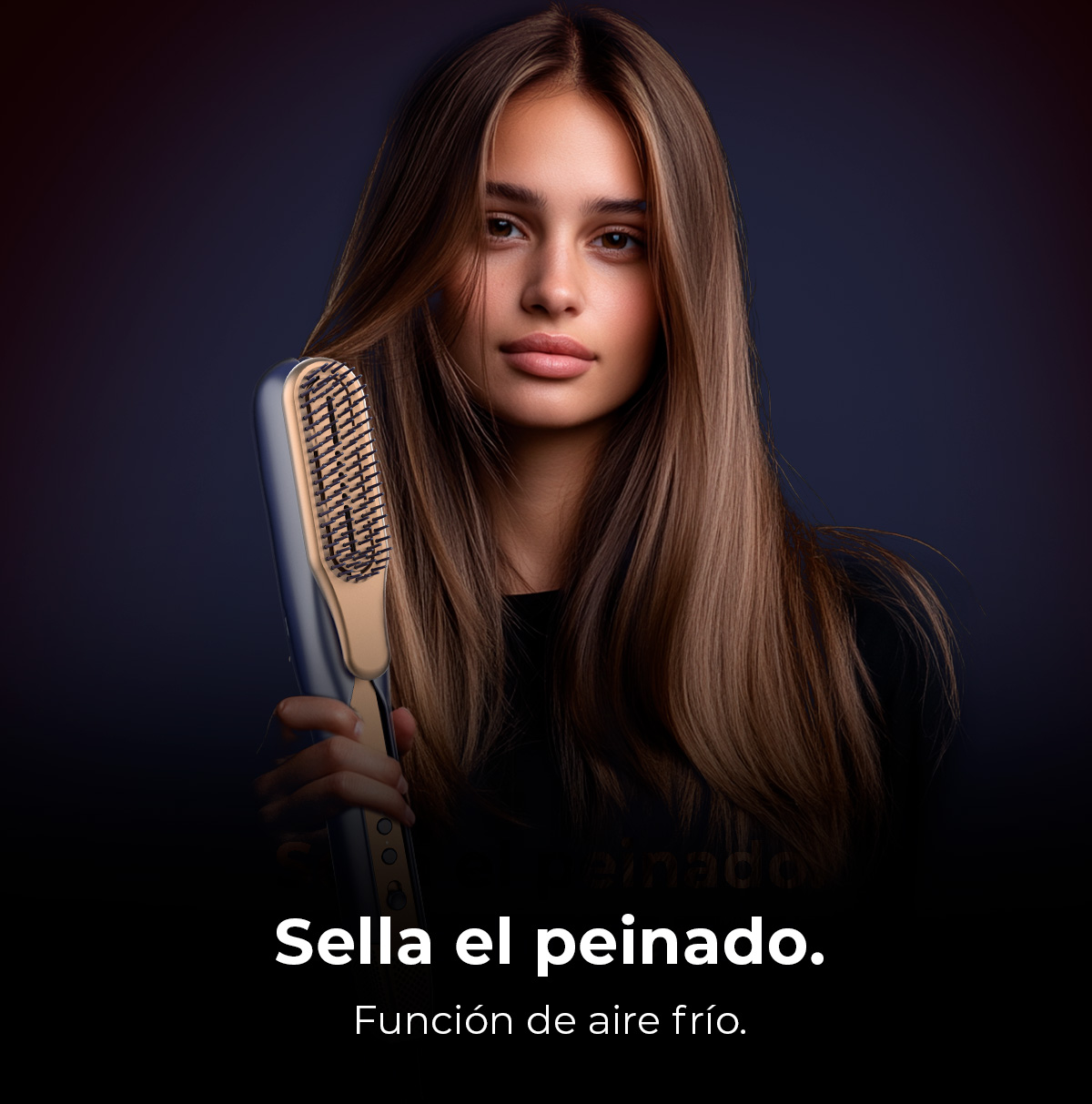Una mujer sosteniendo una plancha de pelo con cabello largo, liso y castaño.