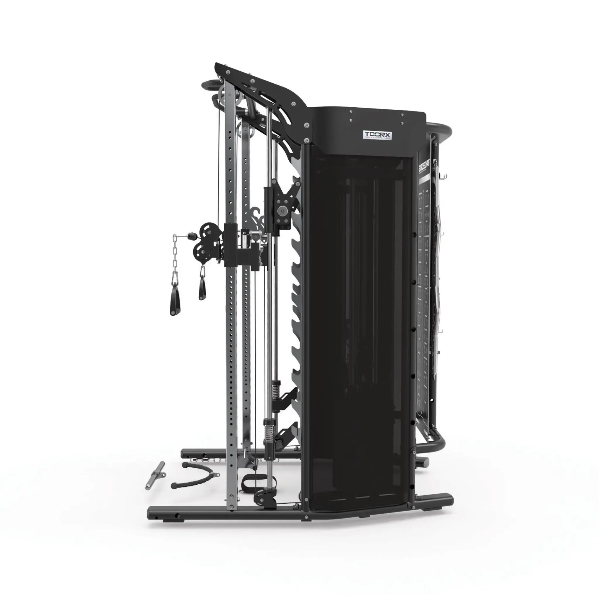 Zwarte fitnessmachine met kabels en gewichten, tegen een witte achtergrond.