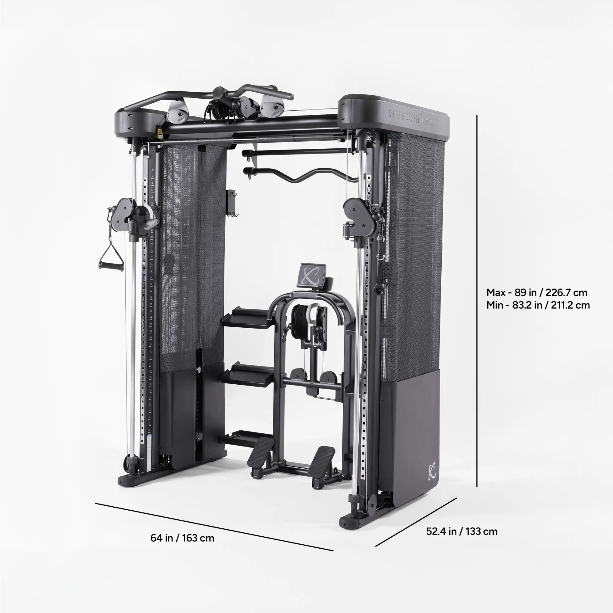 Schwarze und graue Fitnessstudio-Maschine. Abmessungen: 64 Zoll/163 cm, 52,4 Zoll/133 cm, Max-89 Zoll/226,7 cm, Min-83,2 Zoll/211,2 cm. Weißer Hintergrund.