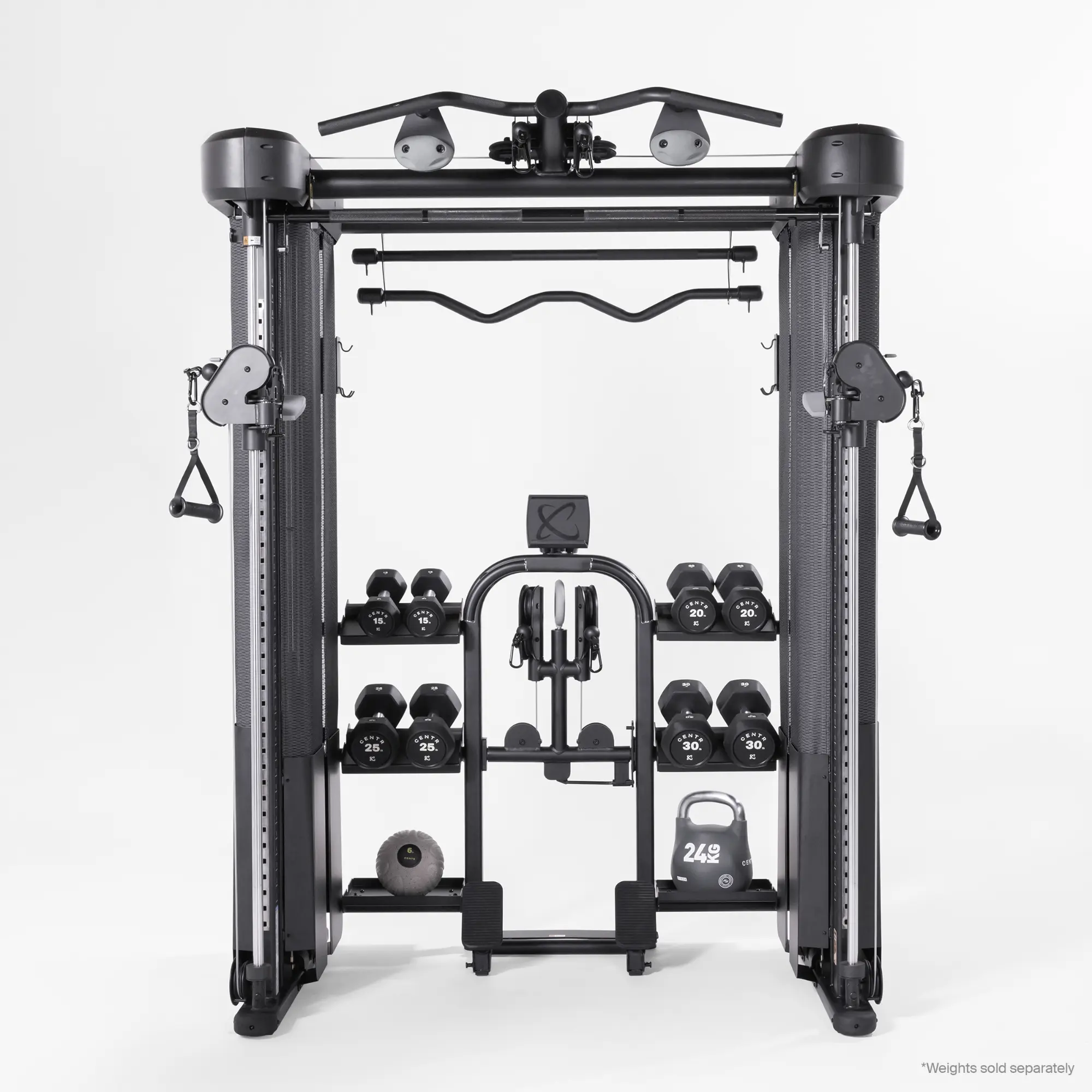 Fitnessgerät mit Gewichten und Stangen. Kurzhanteln, ein Gewicht und ein Ball sichtbar.