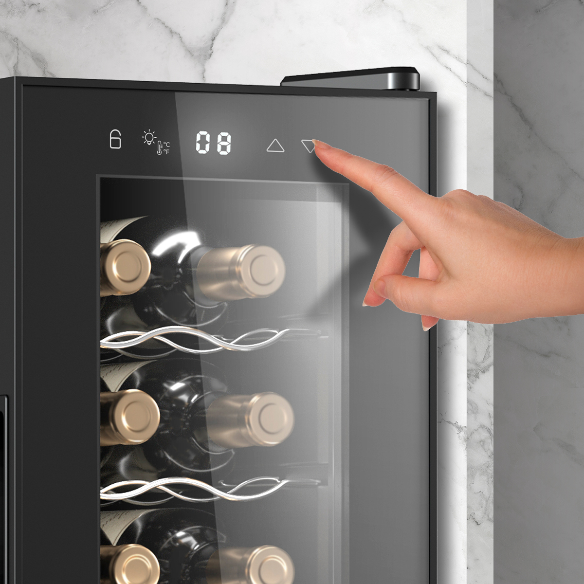 Dłoń dotykająca panelu sterowania chłodziarki do wina, pokazująca butelki w środku.
