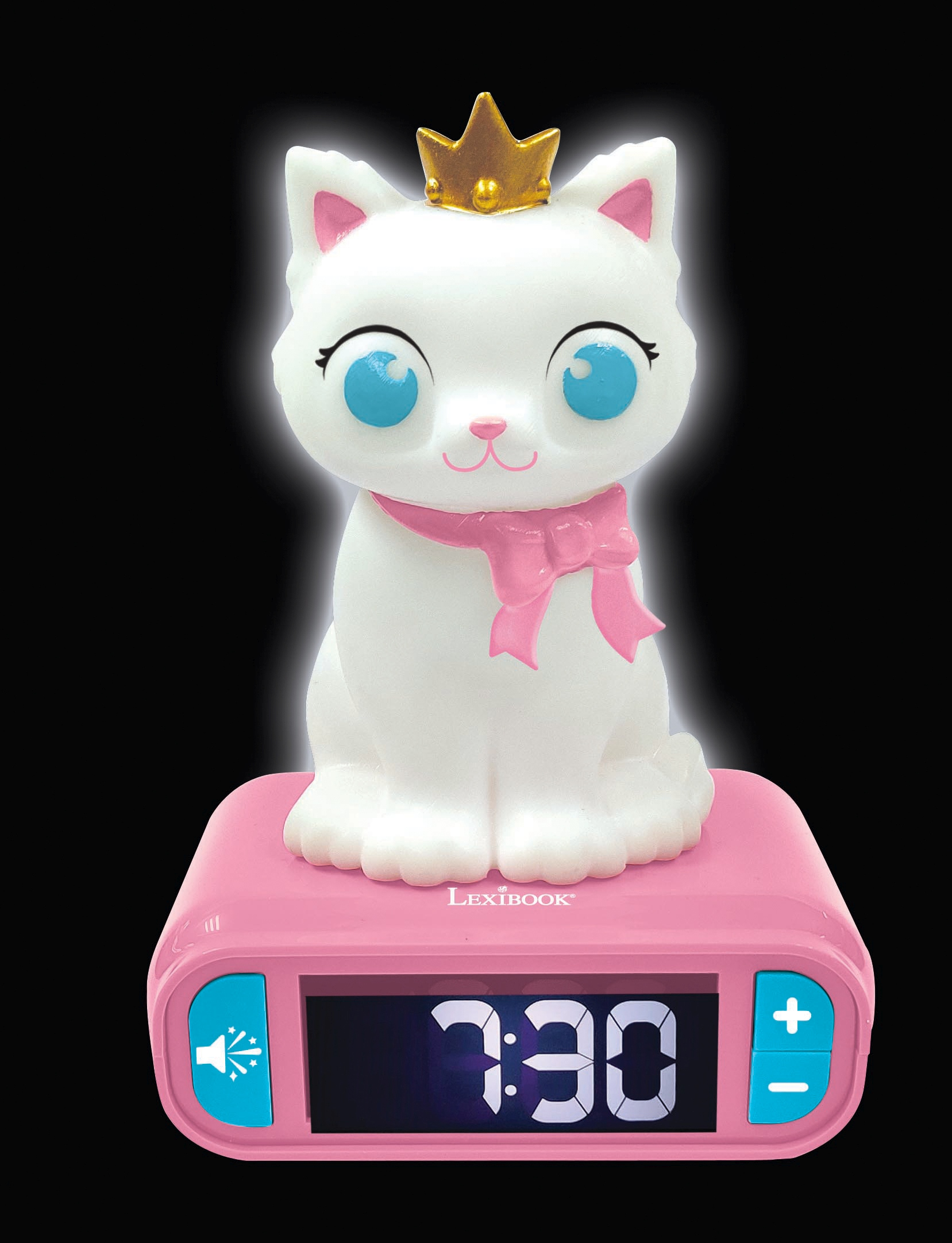 Figura de gato blanco con una corona en un despertador rosa. El reloj muestra las 7:30. Fondo negro.