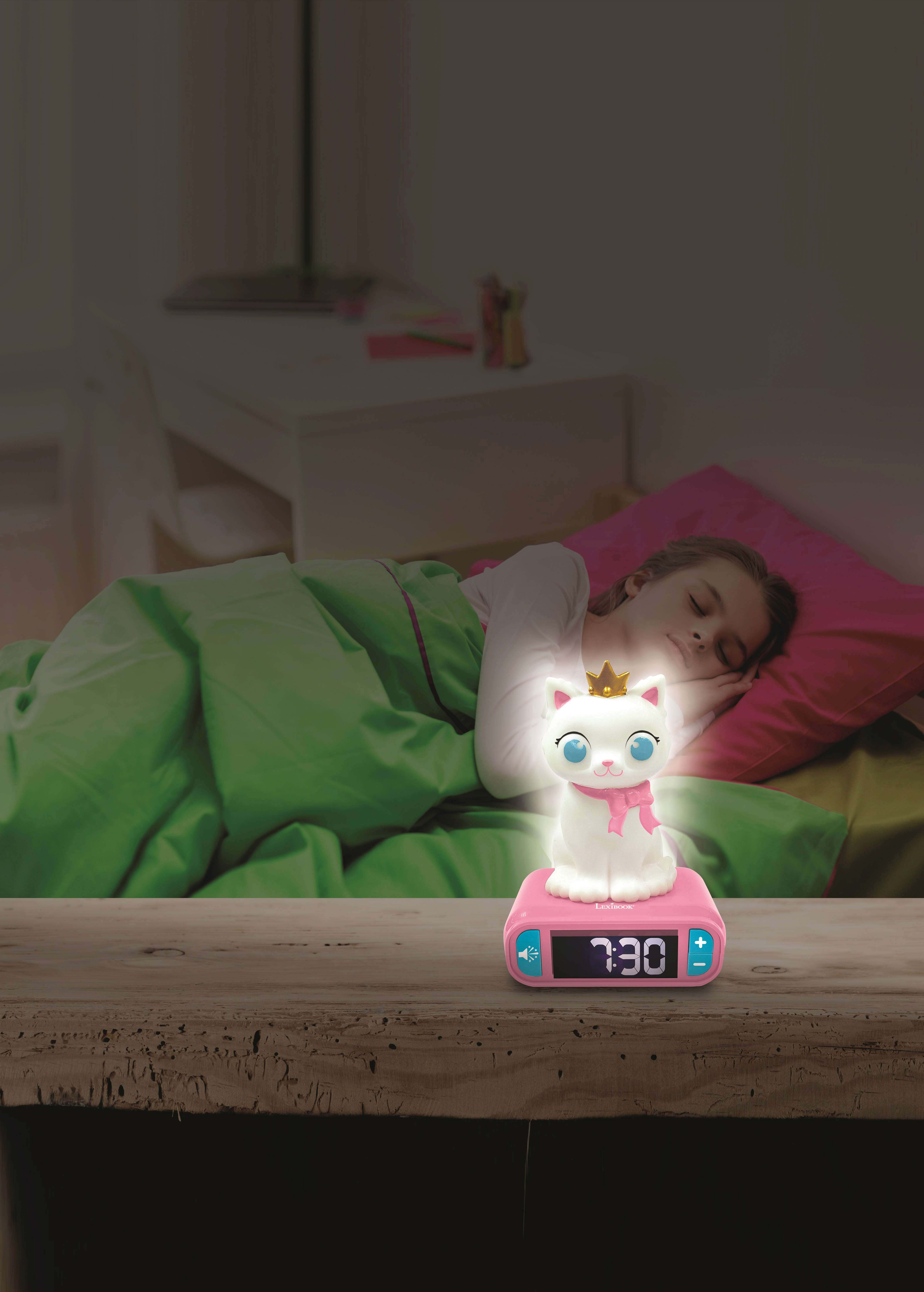 Una niña durmiendo con un reloj con forma de gato. El reloj muestra las 7:30 y está en una mesa de madera.