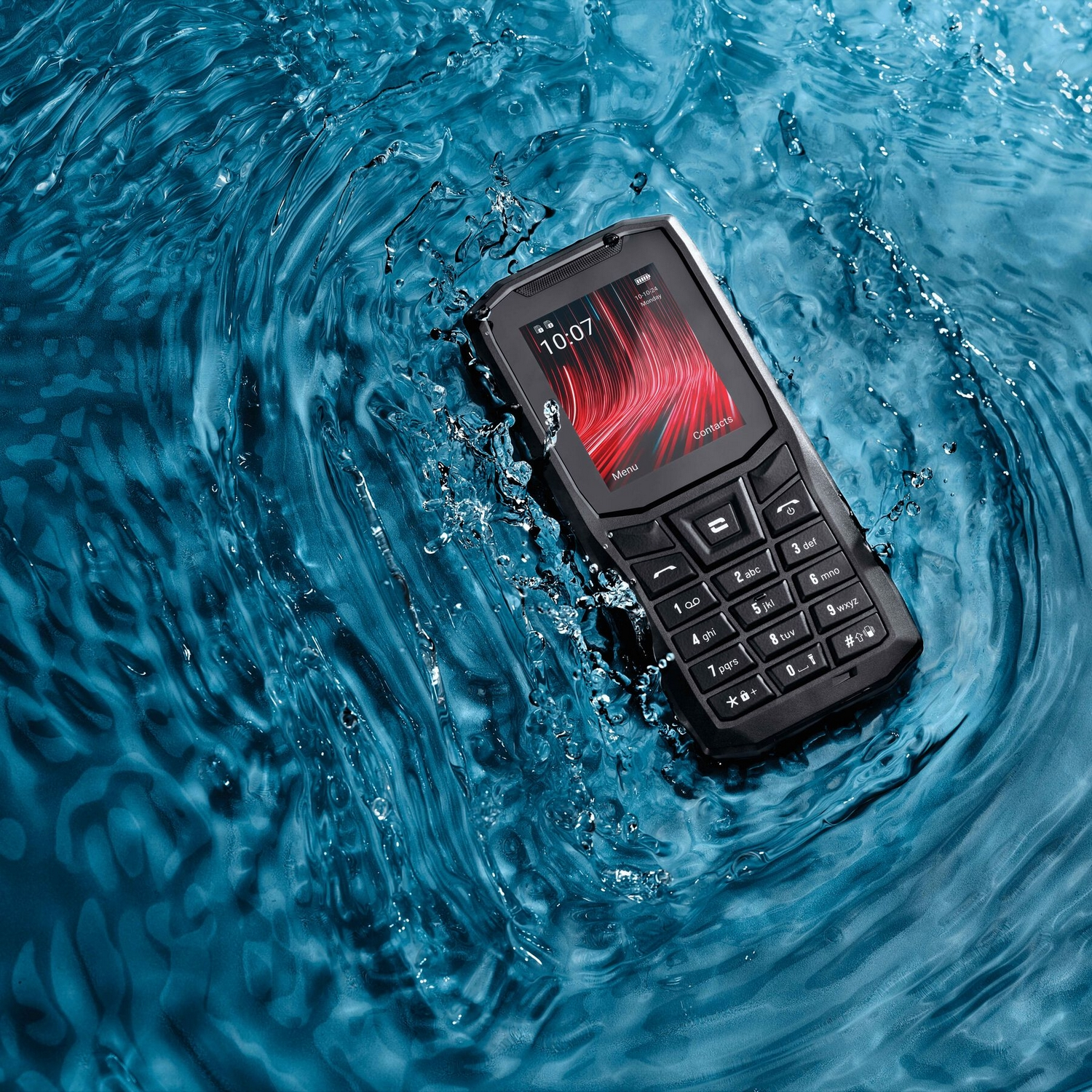 Un telefono nero robusto immerso in acqua blu, che mostra un'interfaccia rossa.