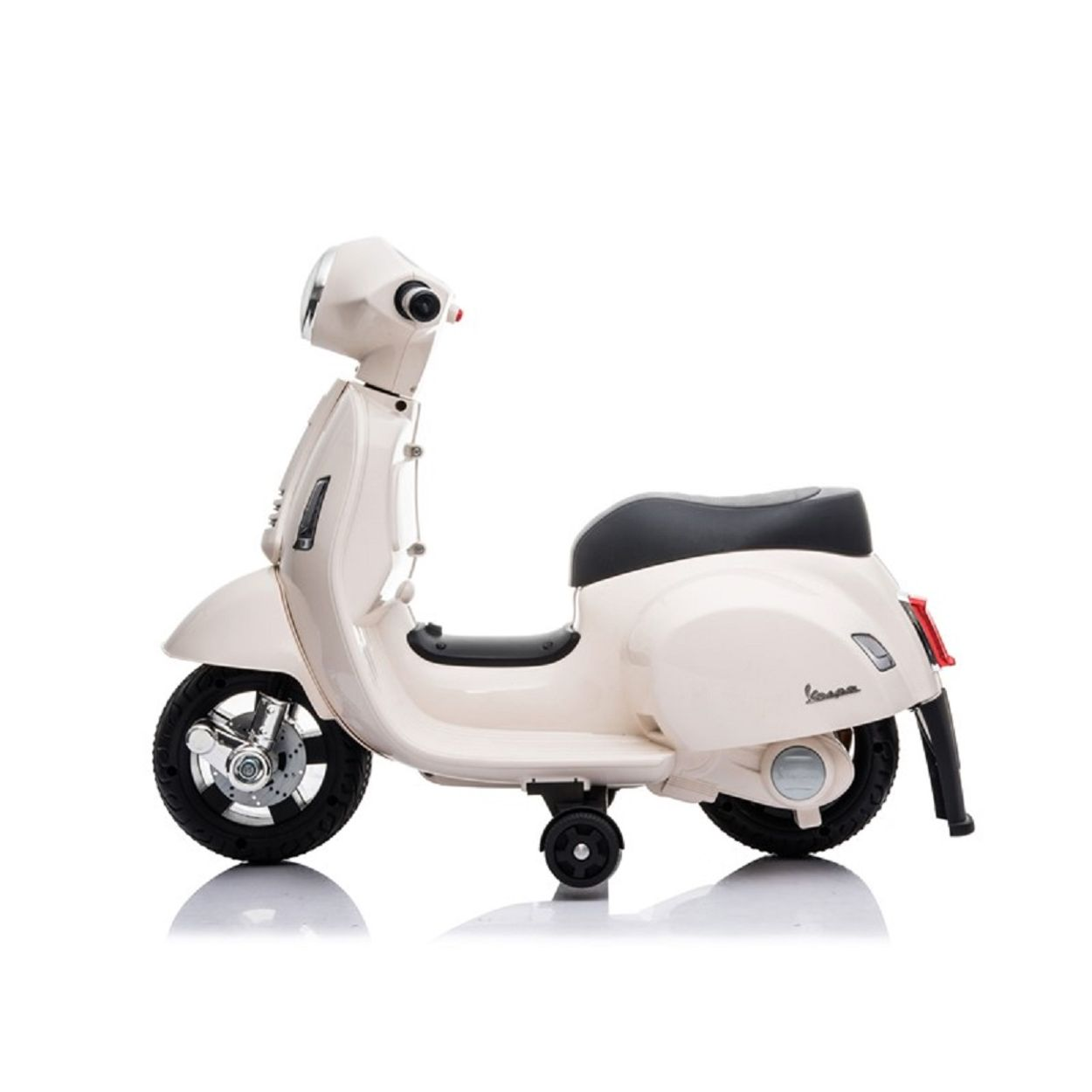 Cremefarbener Spielzeug-Vespa-Roller auf weißem Hintergrund, Seitenansicht.