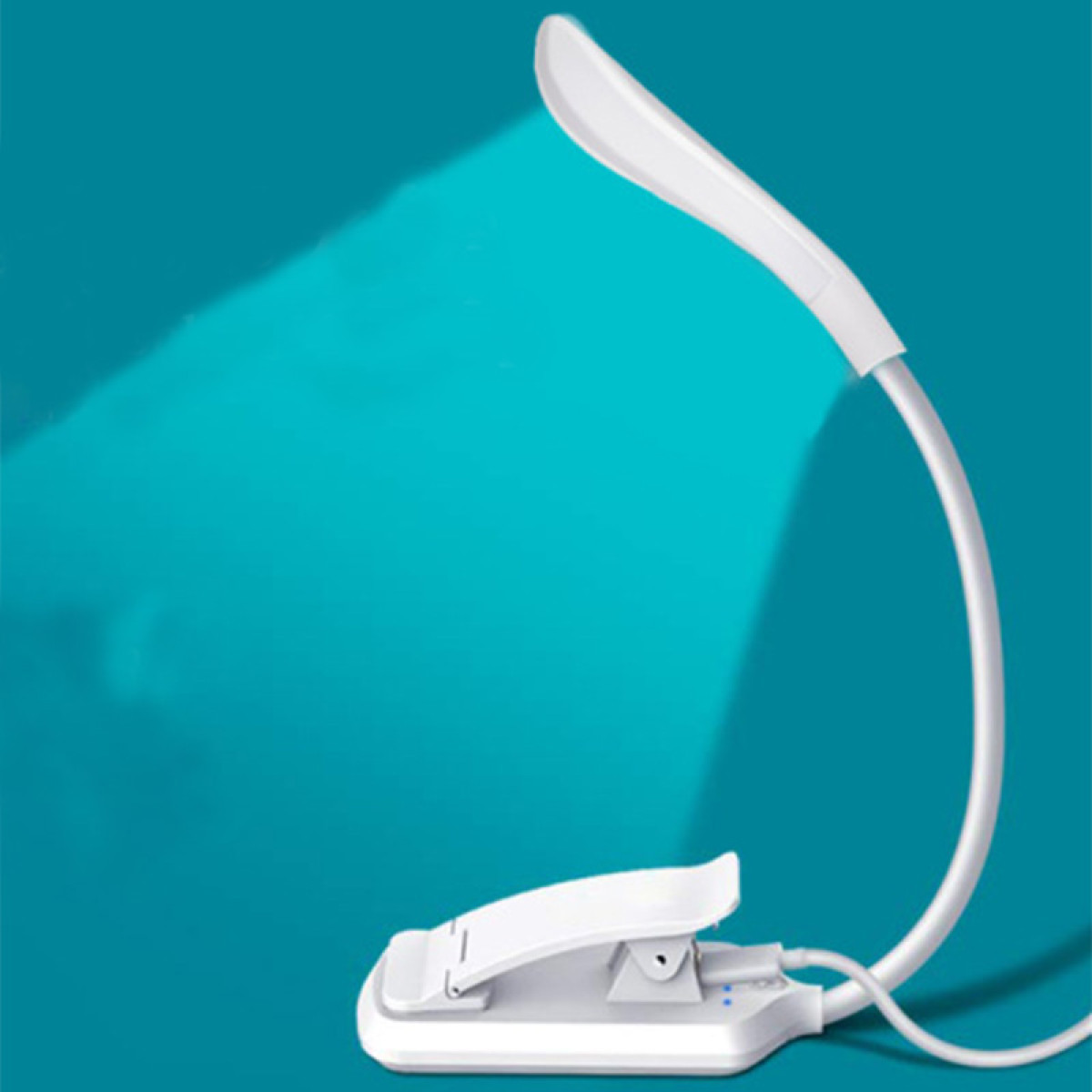 Witte clip-on leeslamp met een flexibele nek, die blauw licht uitstraalt op een blauwe achtergrond.