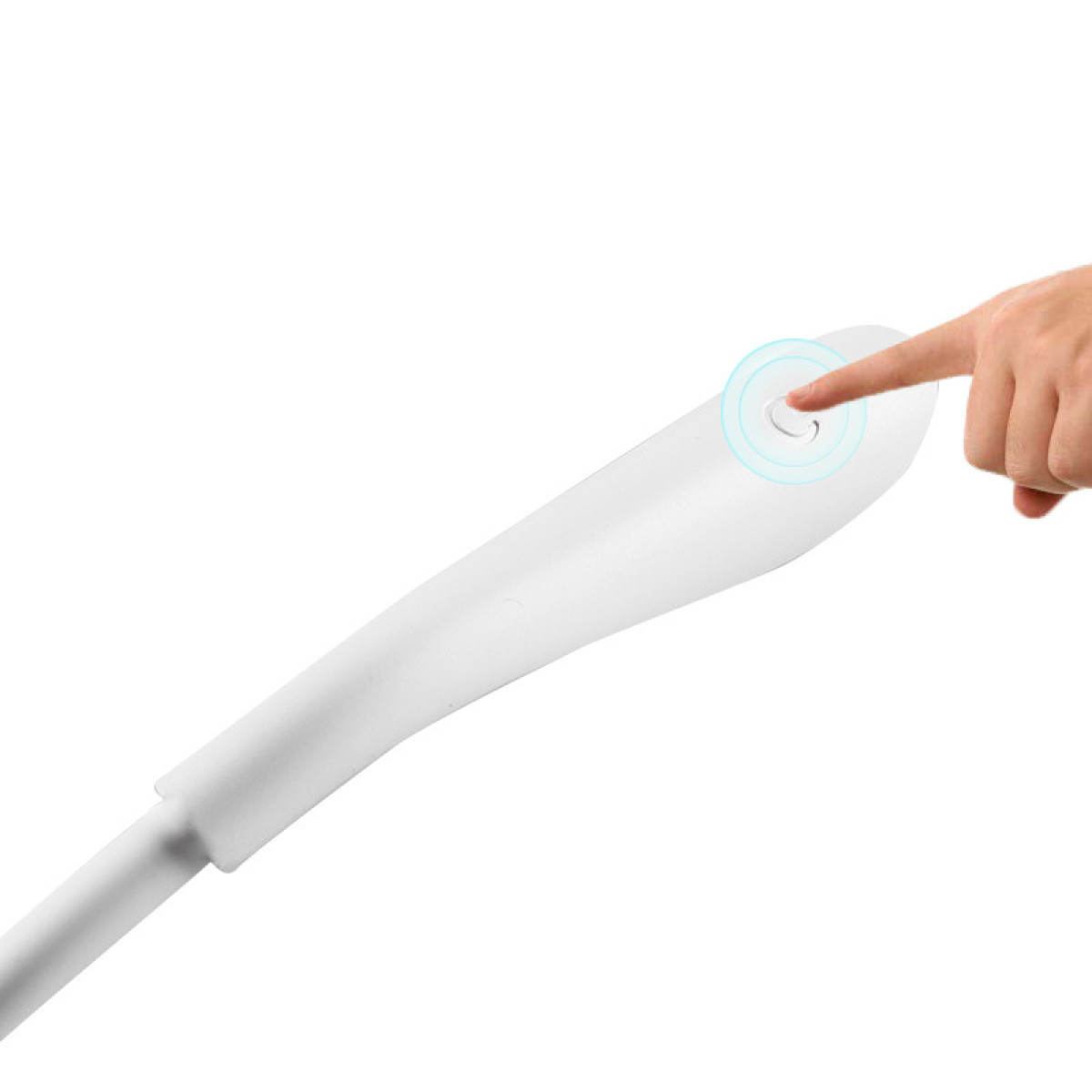 Een hand raakt een wit, gebogen licht aan, waardoor een blauwe gloed wordt geactiveerd.