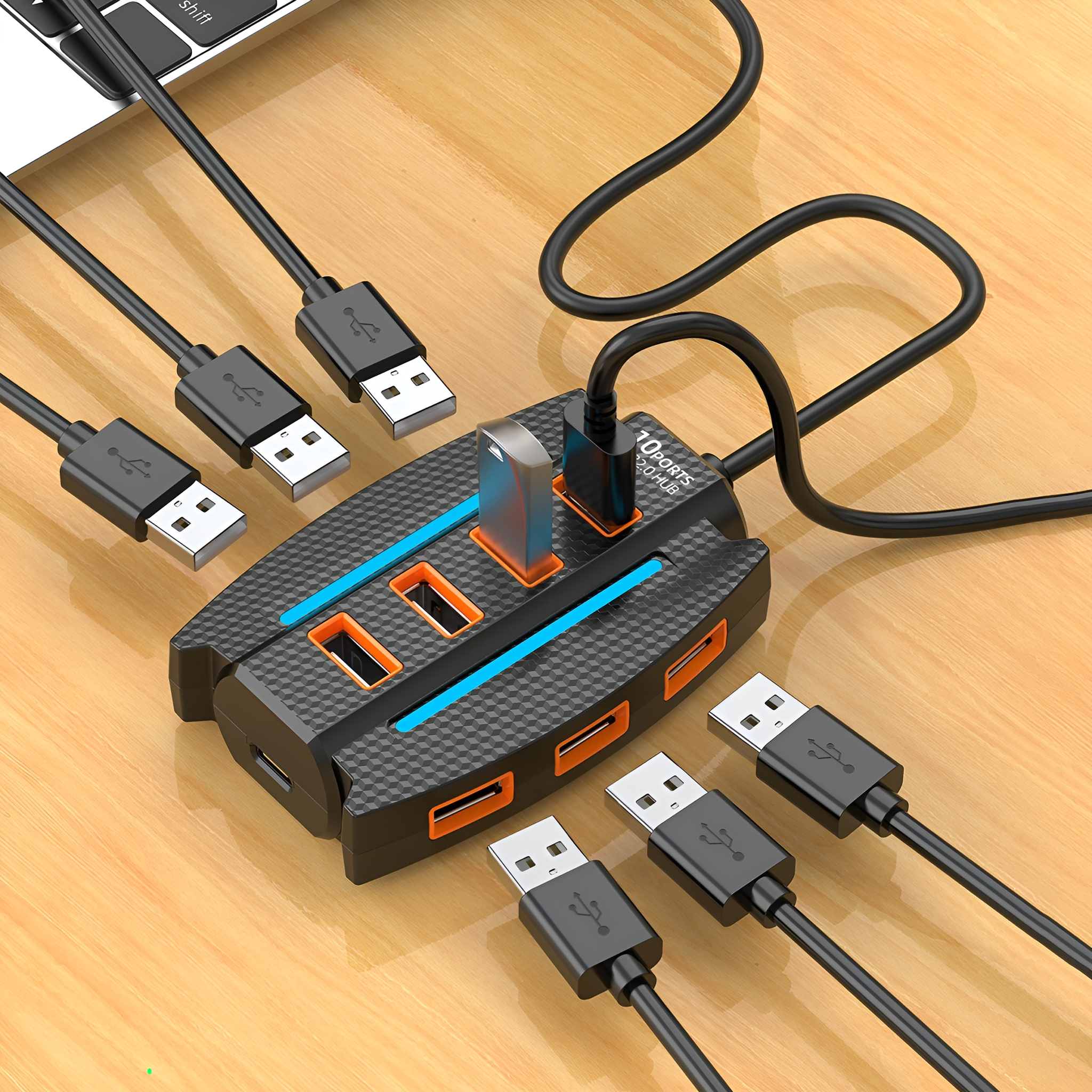 Ein USB-Hub mit mehreren USB-Anschlüssen, an einen Laptop angeschlossen. Der Hub steht auf einer Holzoberfläche.