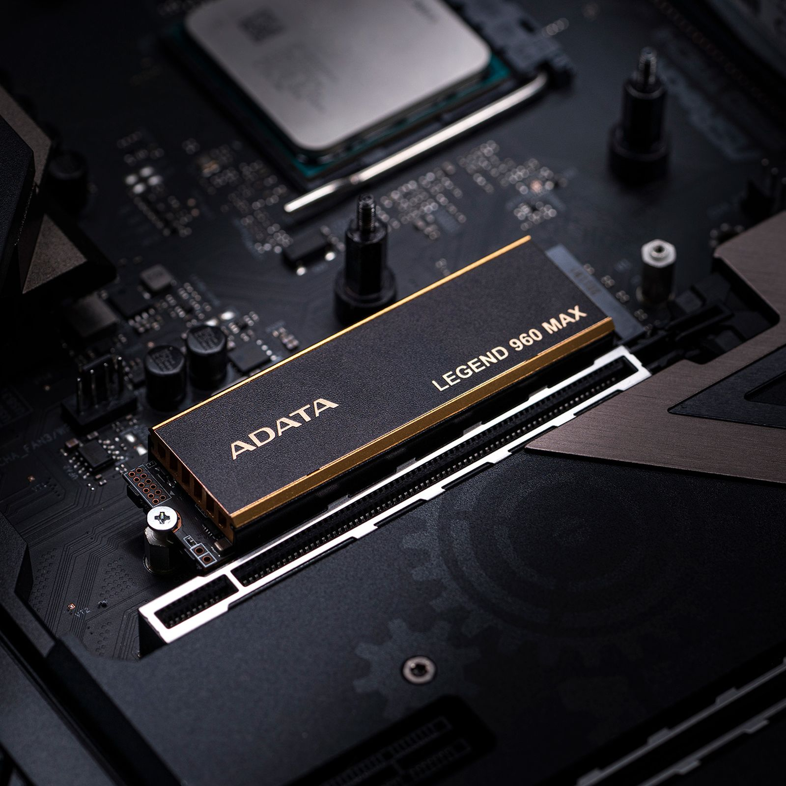 Zbliżenie czarnego i złotego dysku SSD ADATA Legend 960 MAX na płycie głównej.