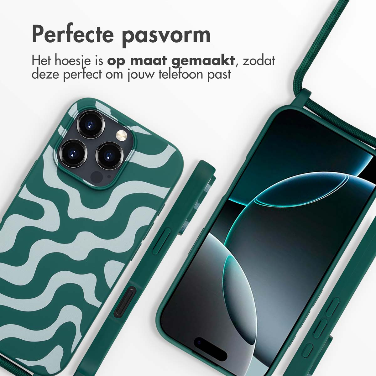 Een groene telefoonhoes met golvende witte lijnen wordt getoond naast een telefoon met een groene hoes en groene riem.