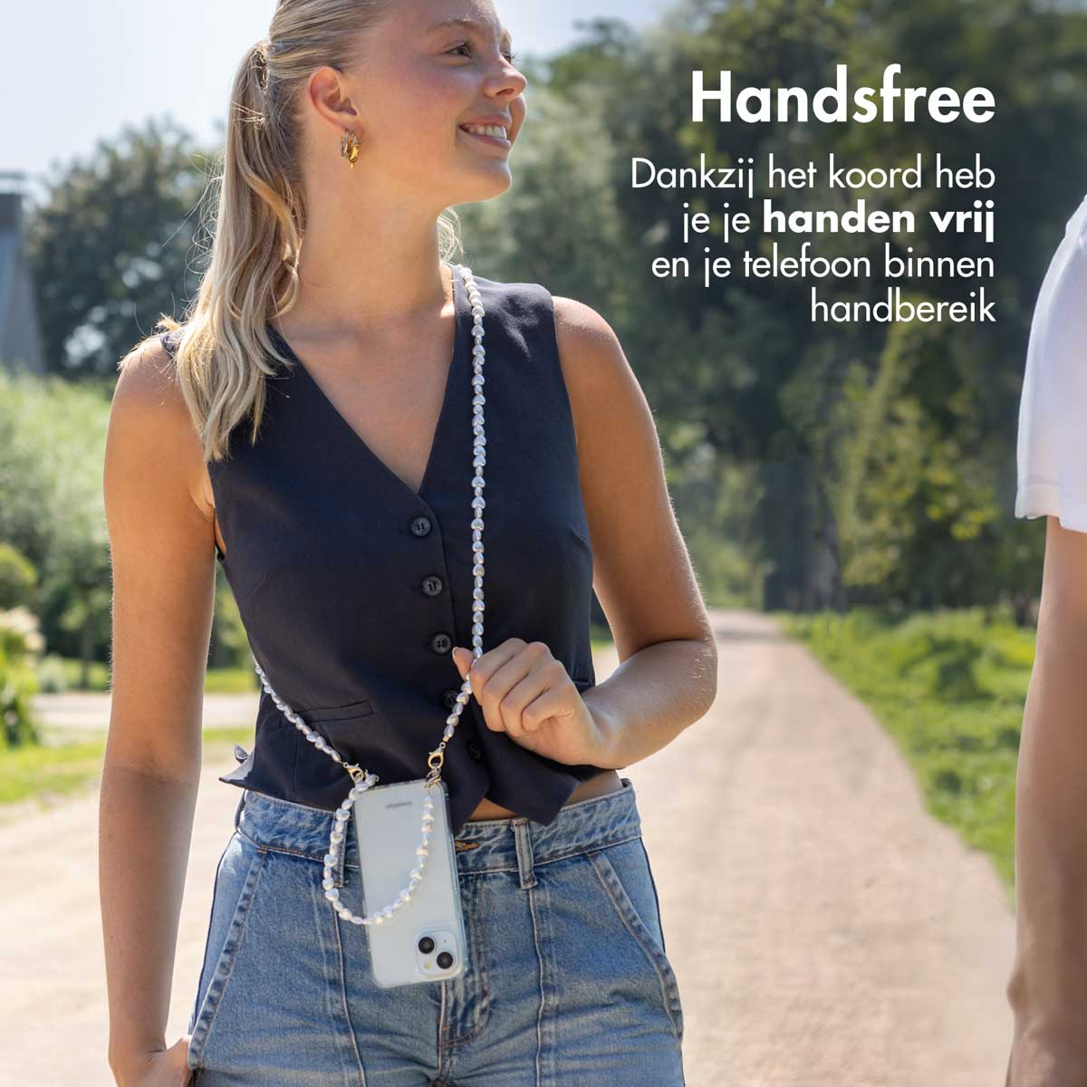 Femme portant un support de téléphone style collier, marchant dehors.