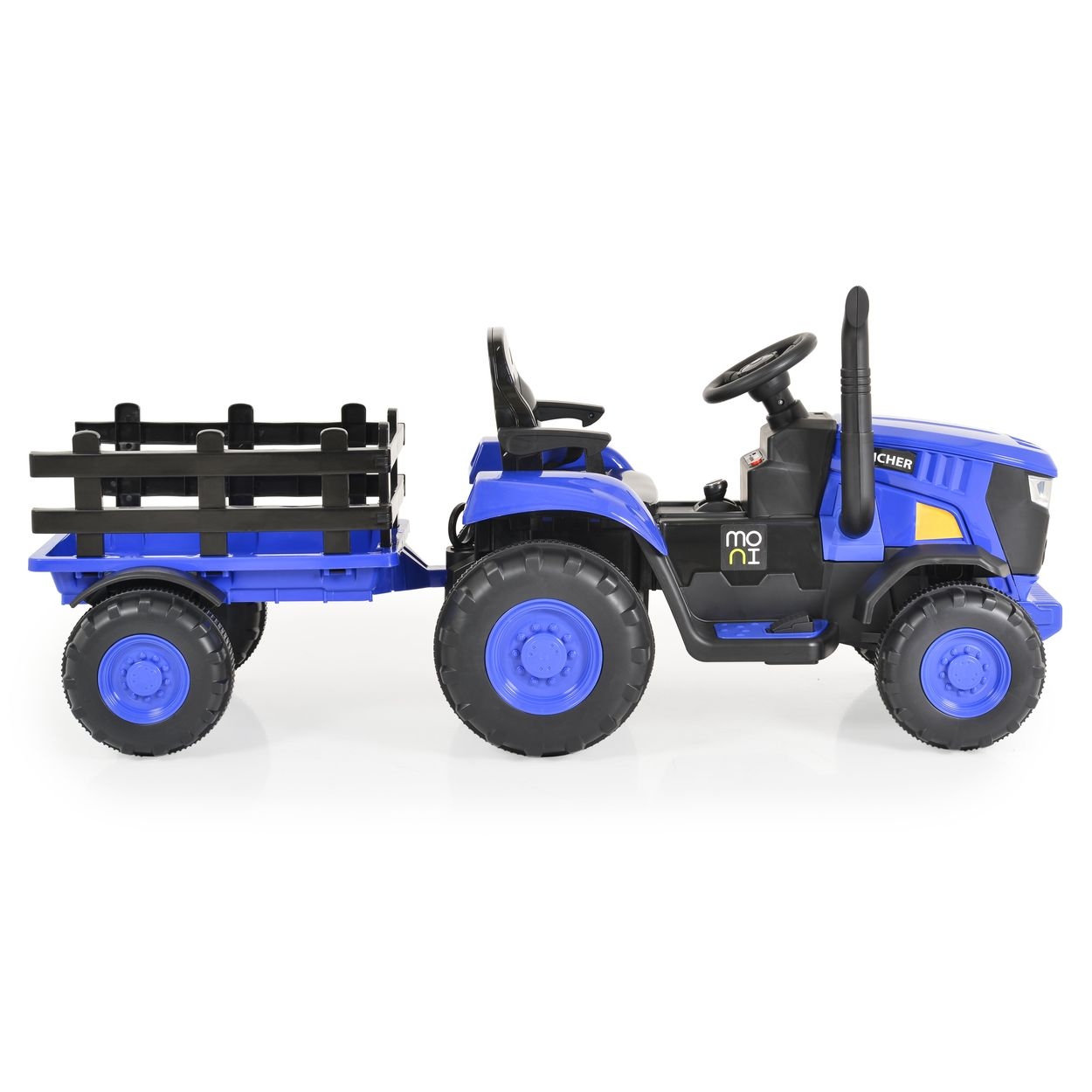 Ein blau-schwarzer Spielzeugtraktor mit Anhänger, von der Seite gesehen, auf weißem Hintergrund.