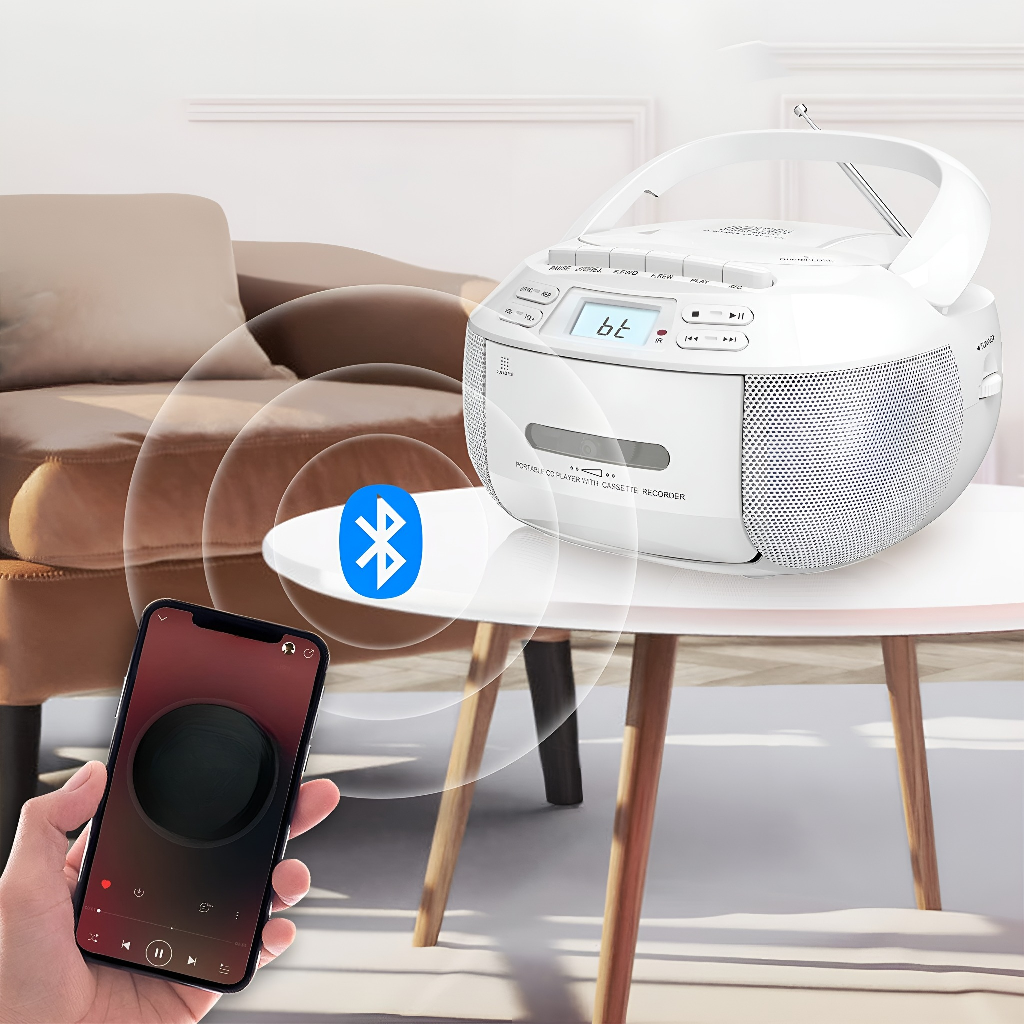 Weißer tragbarer CD-Player mit Telefon und Bluetooth-Symbol auf dem Tisch.
