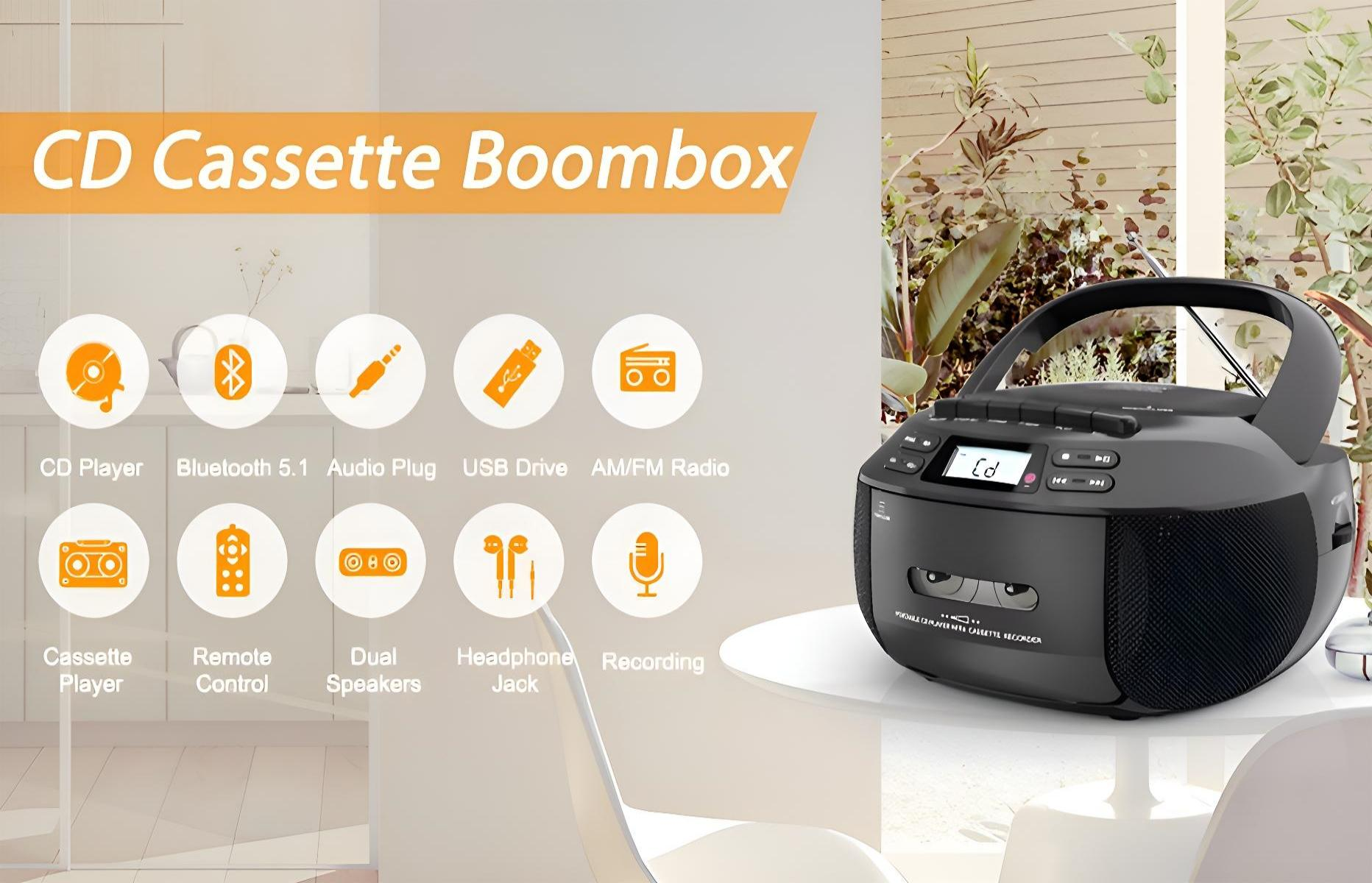 Eine schwarze Boombox mit CD-Player, Kassettenspieler und verschiedenen Funktionssymbolen. Sie steht auf einem weißen Tisch.