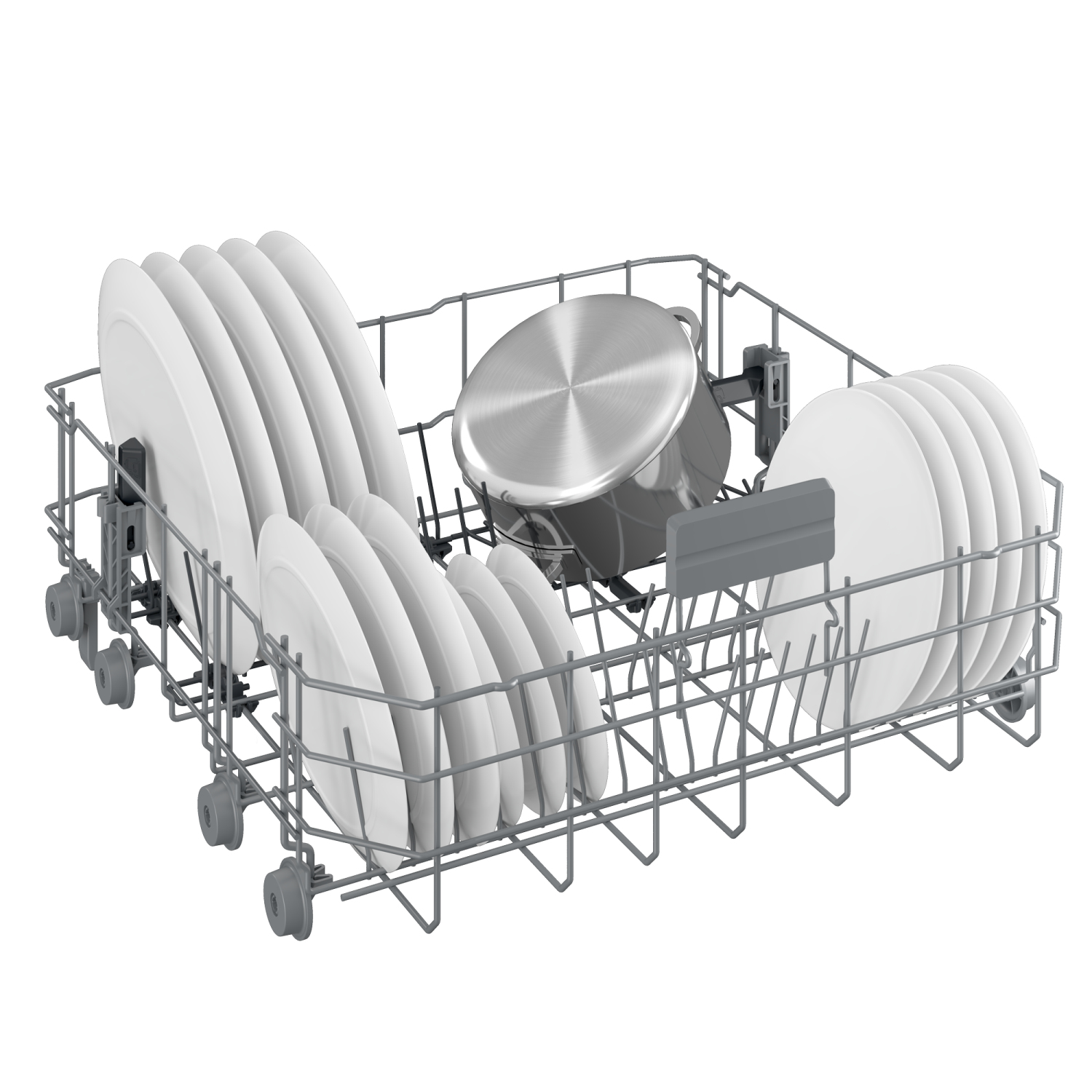 Koszyk zmywarki z talerzami i garnkiem w środku, widok pod kątem na białym tle.
