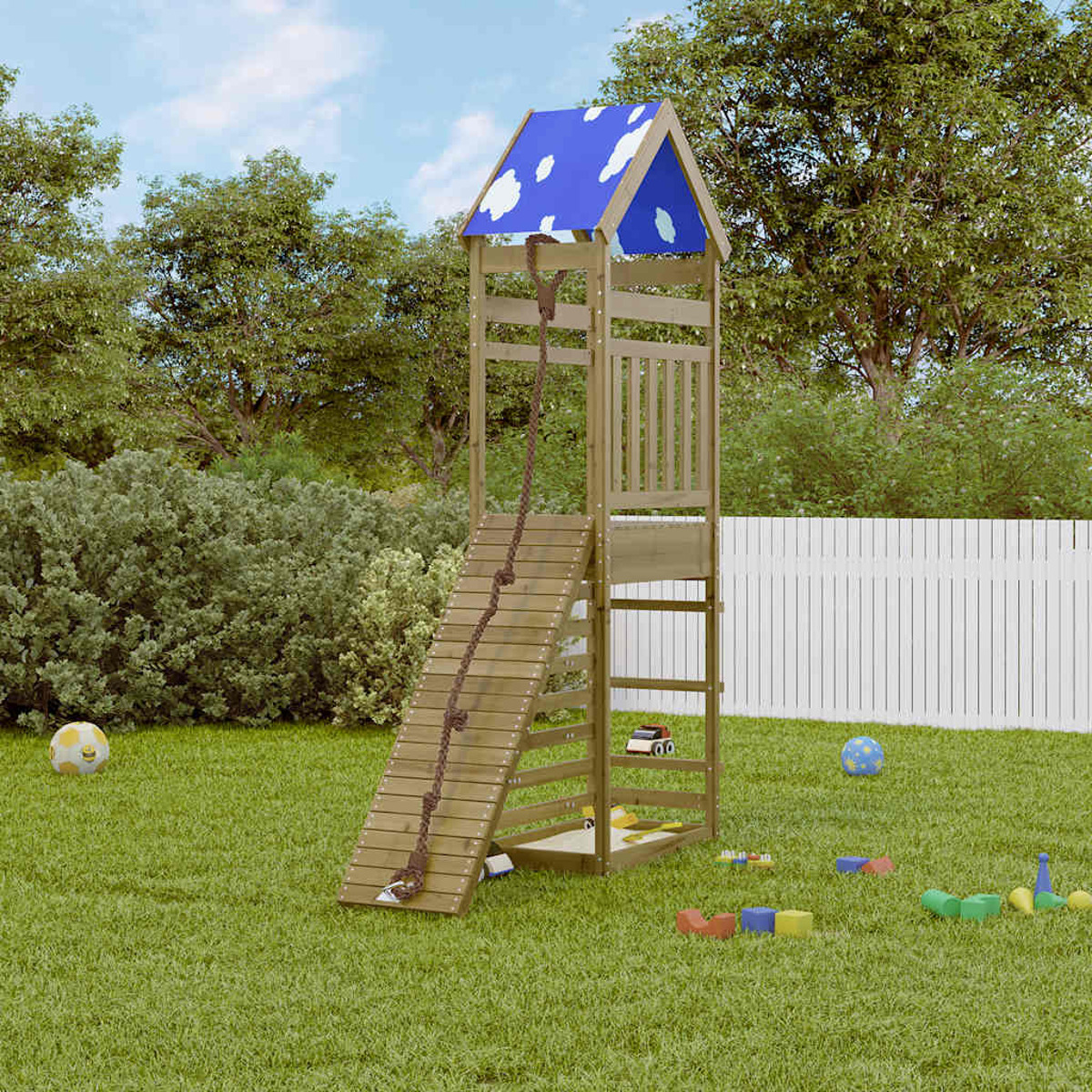 Parco giochi in legno in un cortile. Include uno scivolo, una corda per arrampicata e un'altalena. Erba verde.