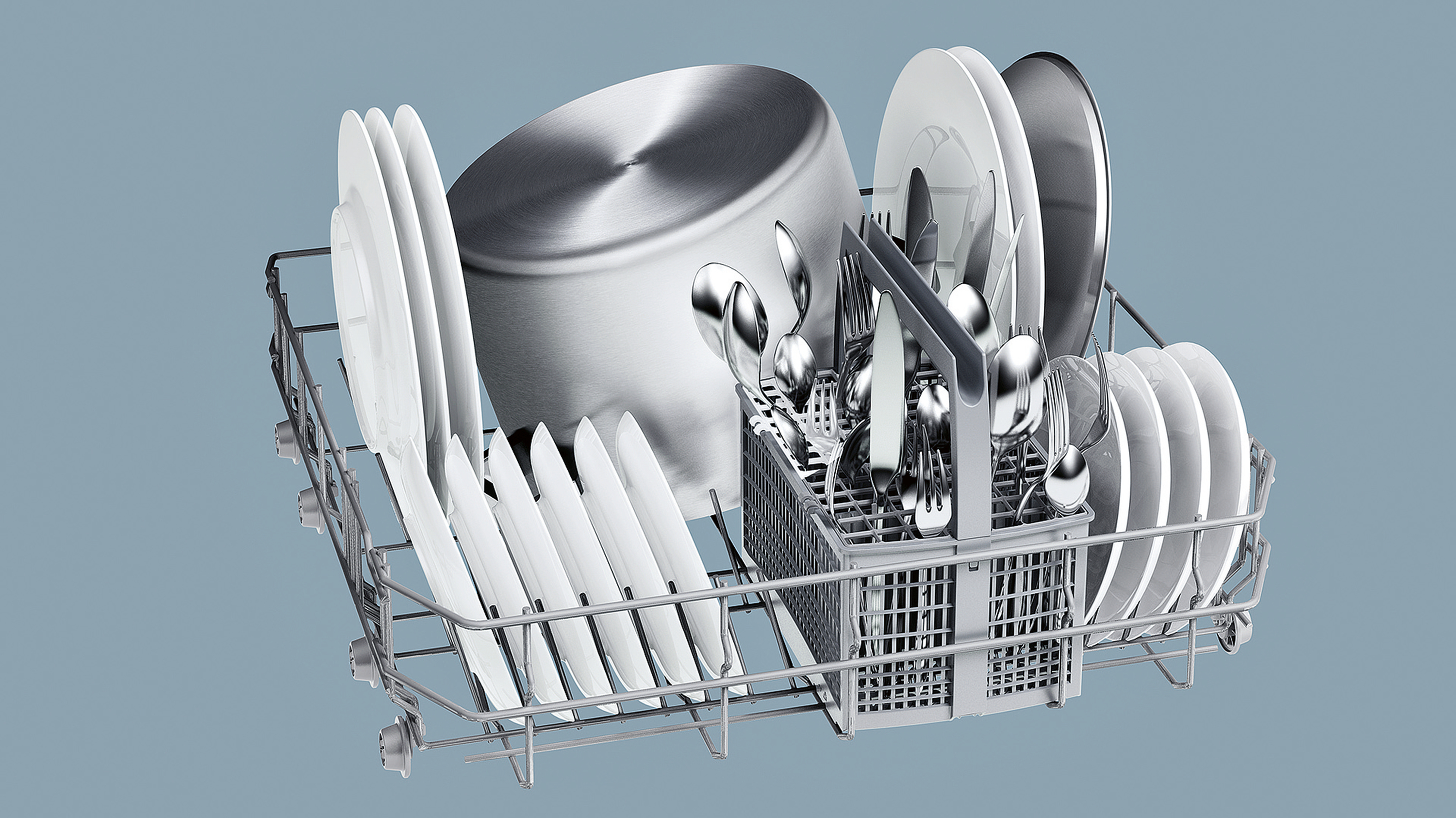 Cesta de lavavajillas con platos, cubiertos y una olla. Los elementos están colocados dentro de la rejilla metálica.