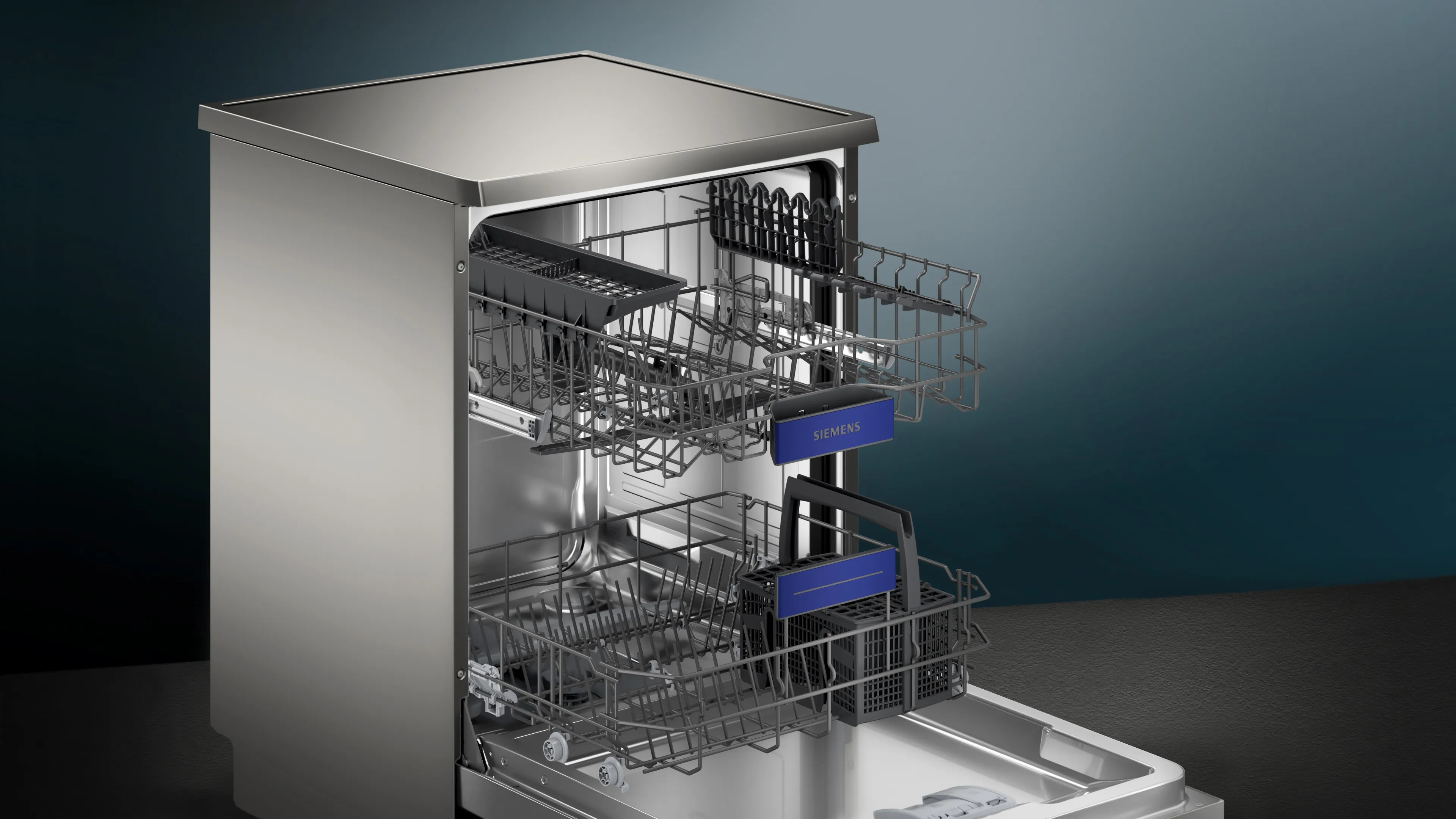 Otwarta zmywarka Siemens z widocznymi półkami i przegrodami.