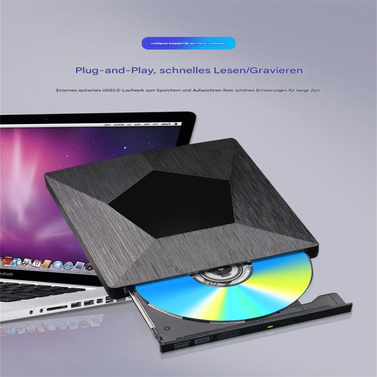 Ein offenes CD-Laufwerk mit einer CD darin und einem Laptop sichtbar.