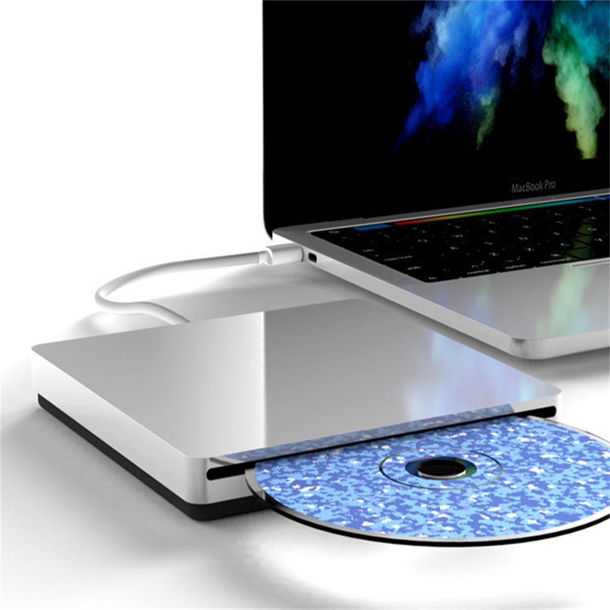 Laptop mit CD-Laufwerk, eine CD ist im CD-Laufwerk mit blauem Muster eingesetzt, weißer Hintergrund.