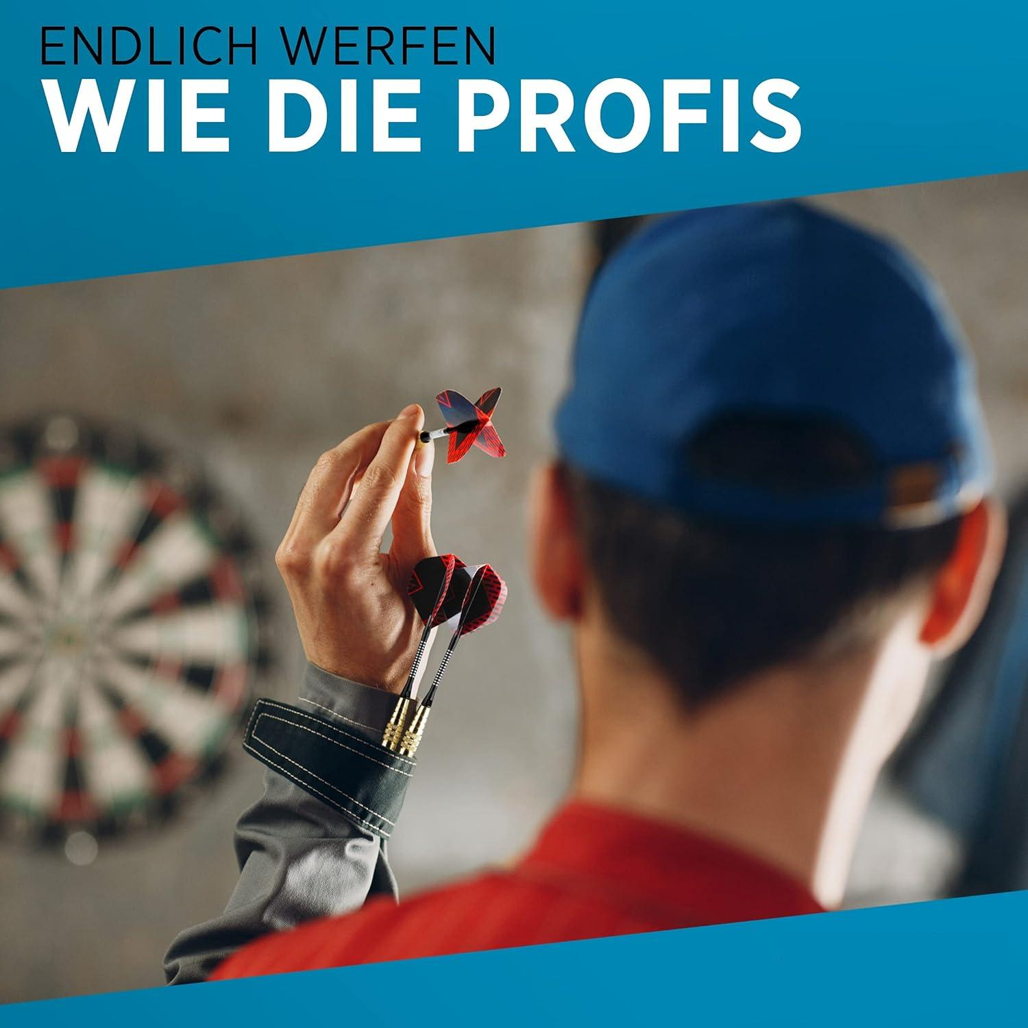 Eine Person wirft Dartpfeile auf eine Dartscheibe. Sie trägt eine blaue Mütze und ein rotes Hemd.