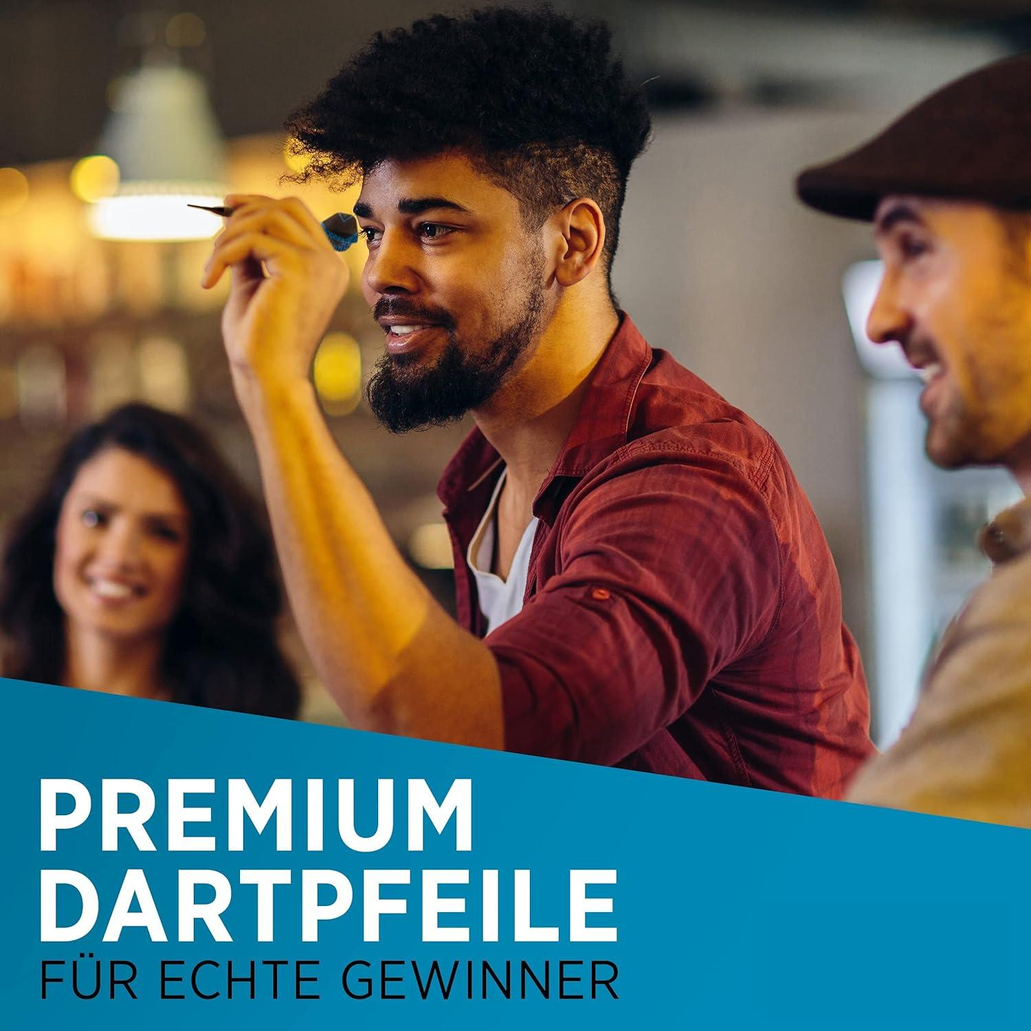 Ein Mann wirft einen Dart mit zwei anderen Personen, und der Text lautet 'PREMIUM DARTPFEILE'.
