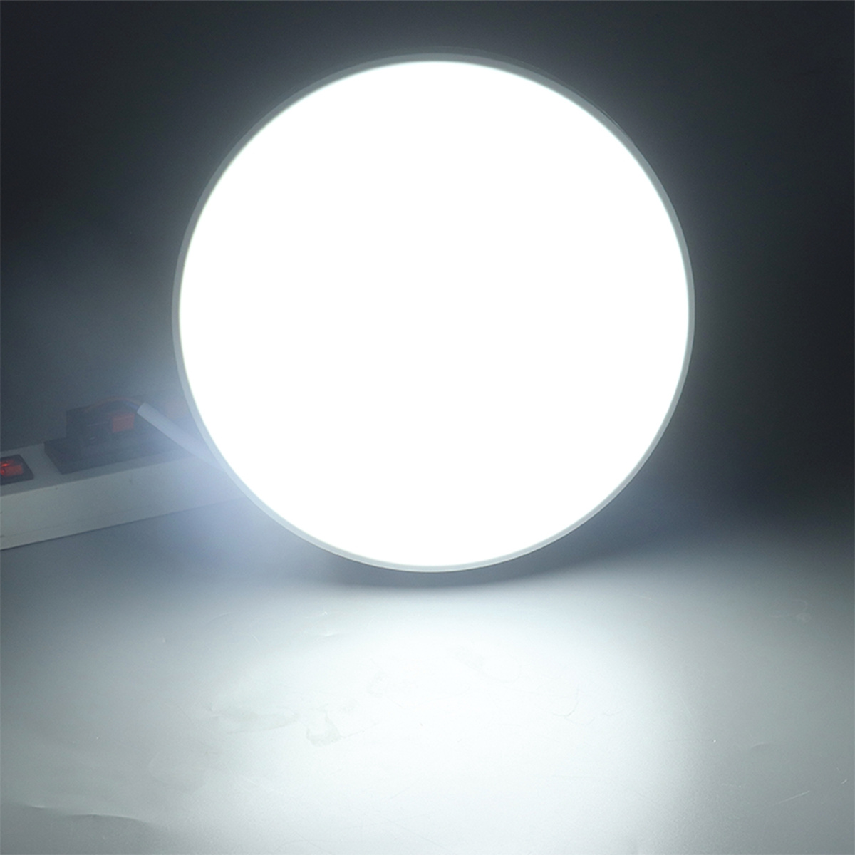 Eine helle, weiße, kreisförmige LED-Lichtquelle.