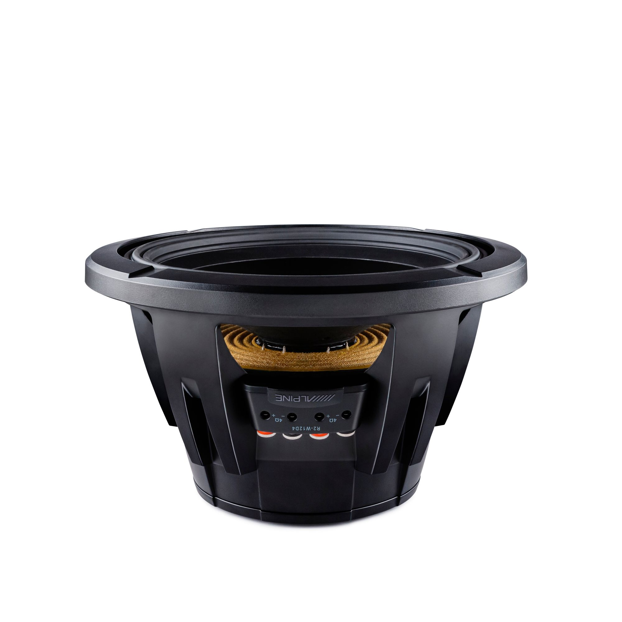 Schwarzer Auto-Subwoofer. Der Lautsprecher hat einen schwarzen Korpus. Ein gelber Konus ist in der Mitte sichtbar.