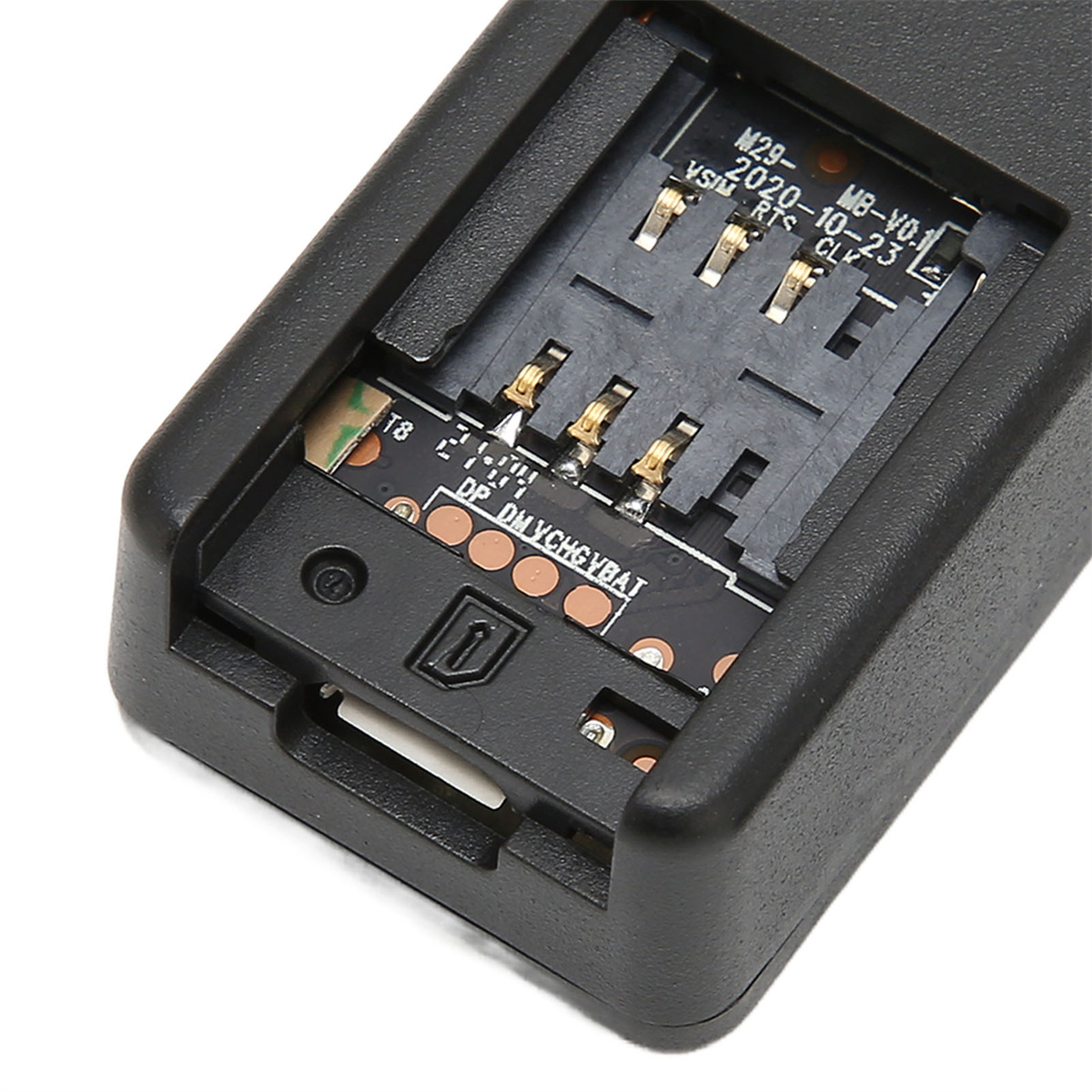 Ein schwarzes elektronisches Gerät mit einem offenen Steckplatz, der eine SIM-Karte und einen USB-Anschluss enthält.