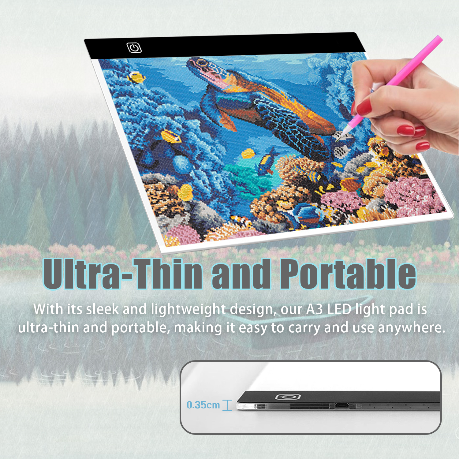 Osoba rysuje różowym długopisem na podświetlanej podkładce, z obrazem żółwia morskiego.