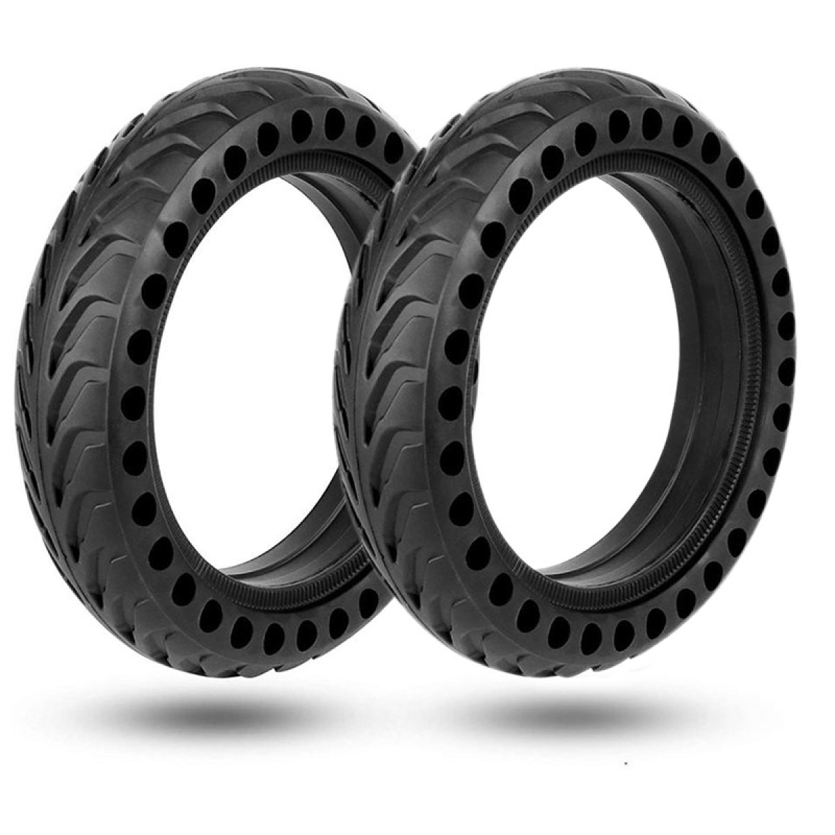 Dwie czarne opony do skutera, każda ze wzorem otworów i rowków.