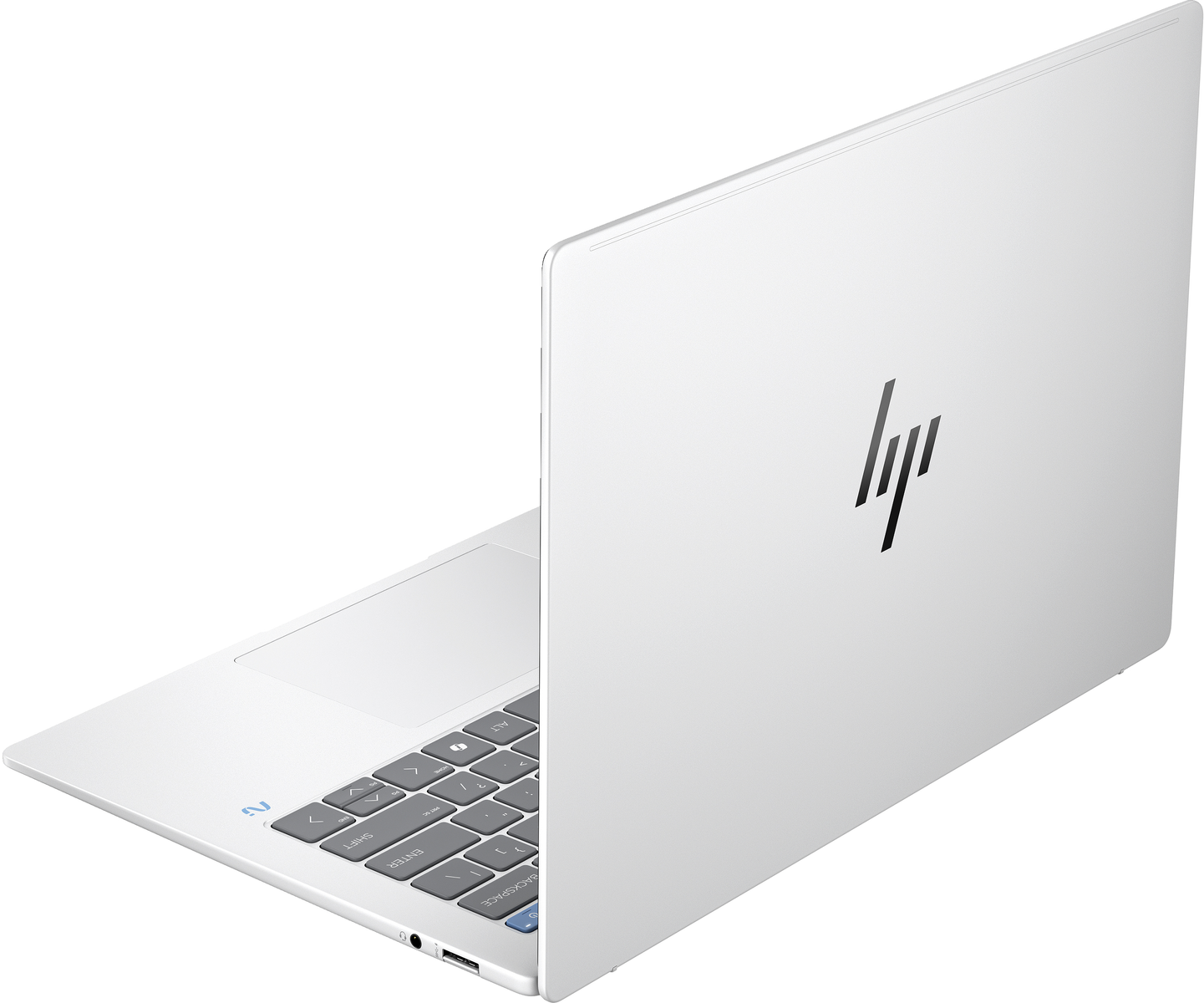 Un portátil blanco con el logotipo de HP en la cubierta trasera, abierto sobre una superficie blanca.