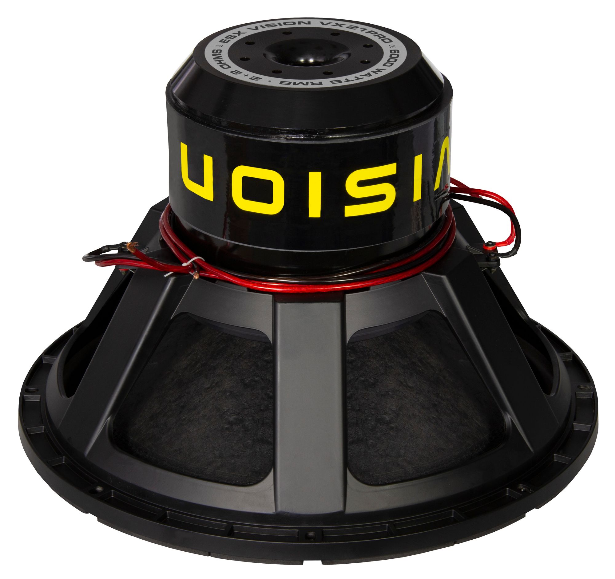Schwarzer Subwoofer mit gelbem Logo. Der Lautsprecher hat eine große Membran und einen schwarzen Rahmen.