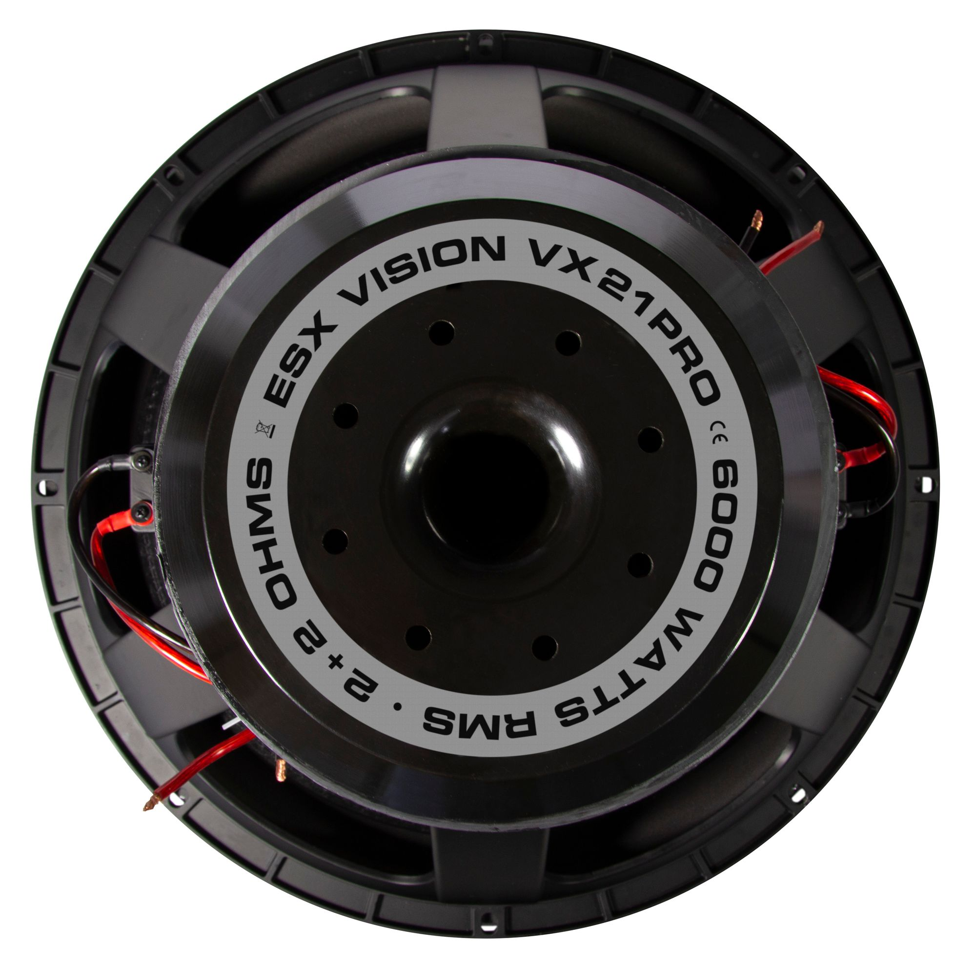 Schwarzer Subwoofer mit großem kreisförmigen Lautsprecher. Text auf dem Lautsprecher. Schwarzer Hintergrund.