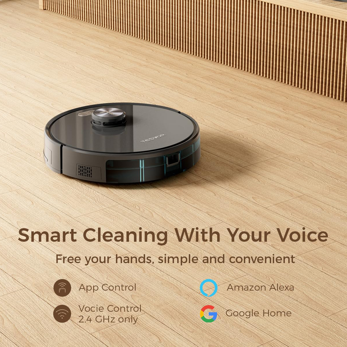 Ein schwarzer Roboter-Staubsauger auf Holzboden mit Text über Sprachsteuerung und intelligente Funktionen.