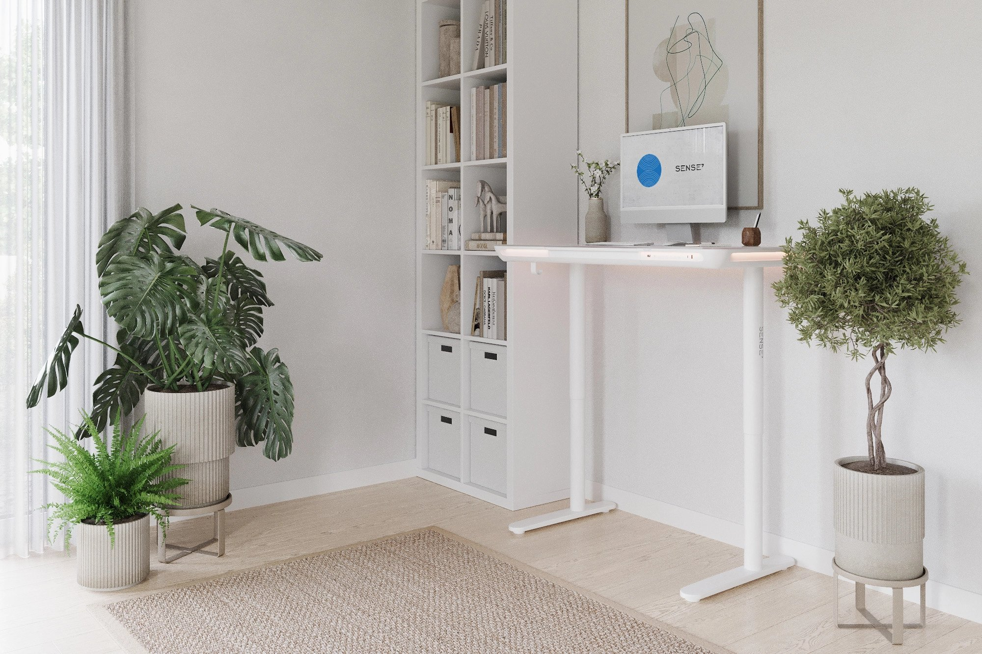 Een modern wit kantoor met een staande bureau. Er zijn planten, boeken en een vloerkleed in de scène.