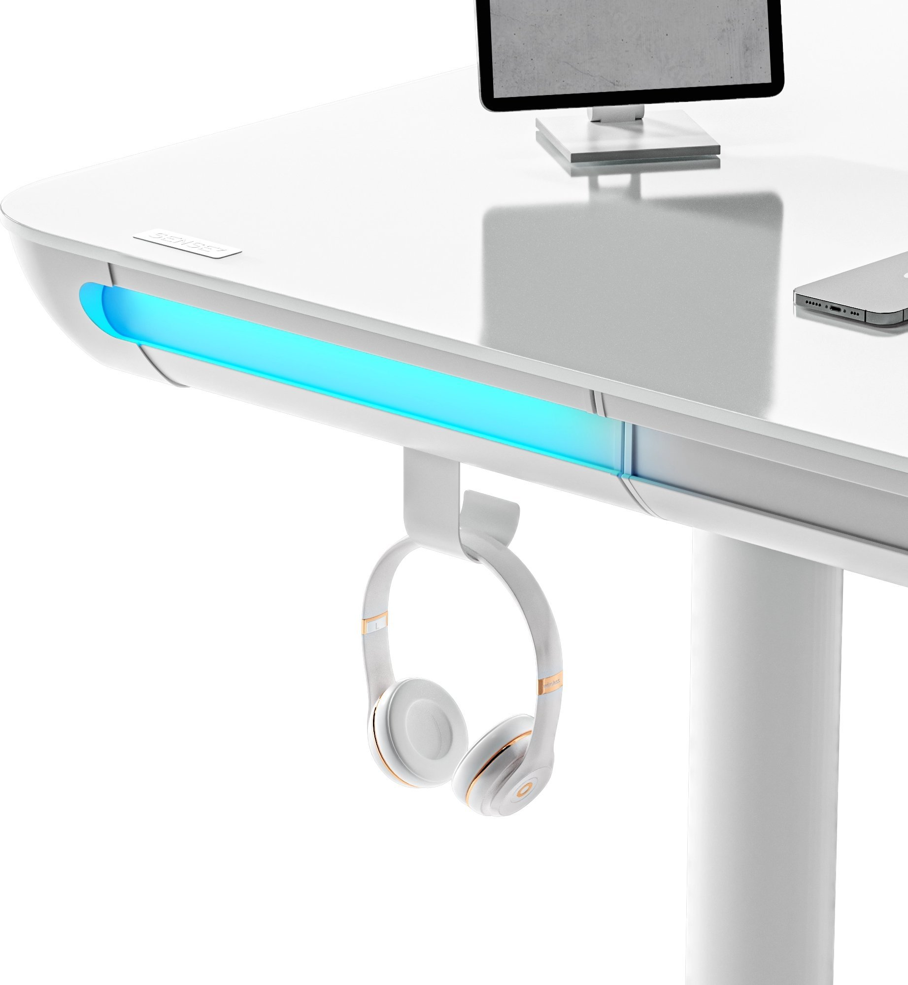 Witte bureau met een gebogen ontwerp. Hoofdtelefoon hangt aan een haak met blauw licht.